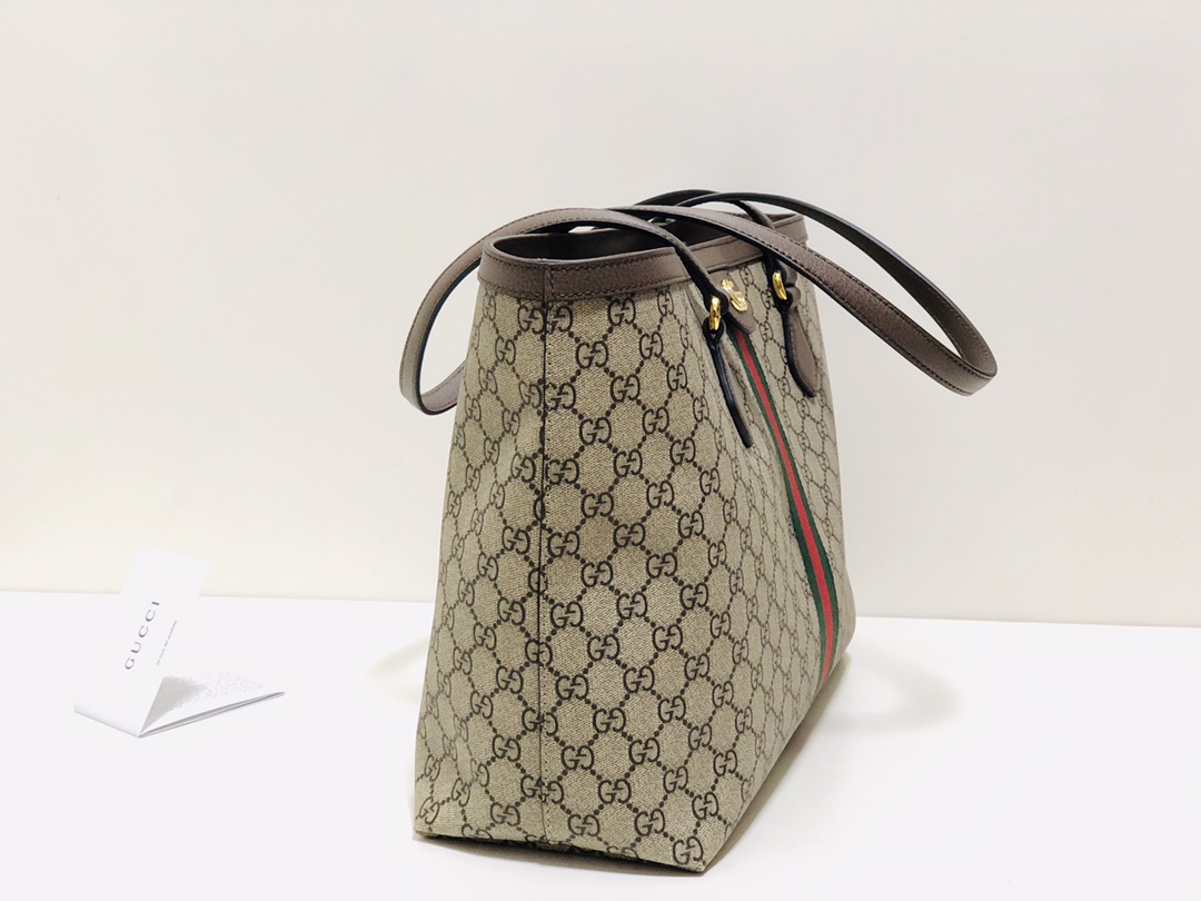 Gucci Large Shopping Bag GG pattern and striped webbing, two of the brand's most recognizable elements, are combined into a classic combination.