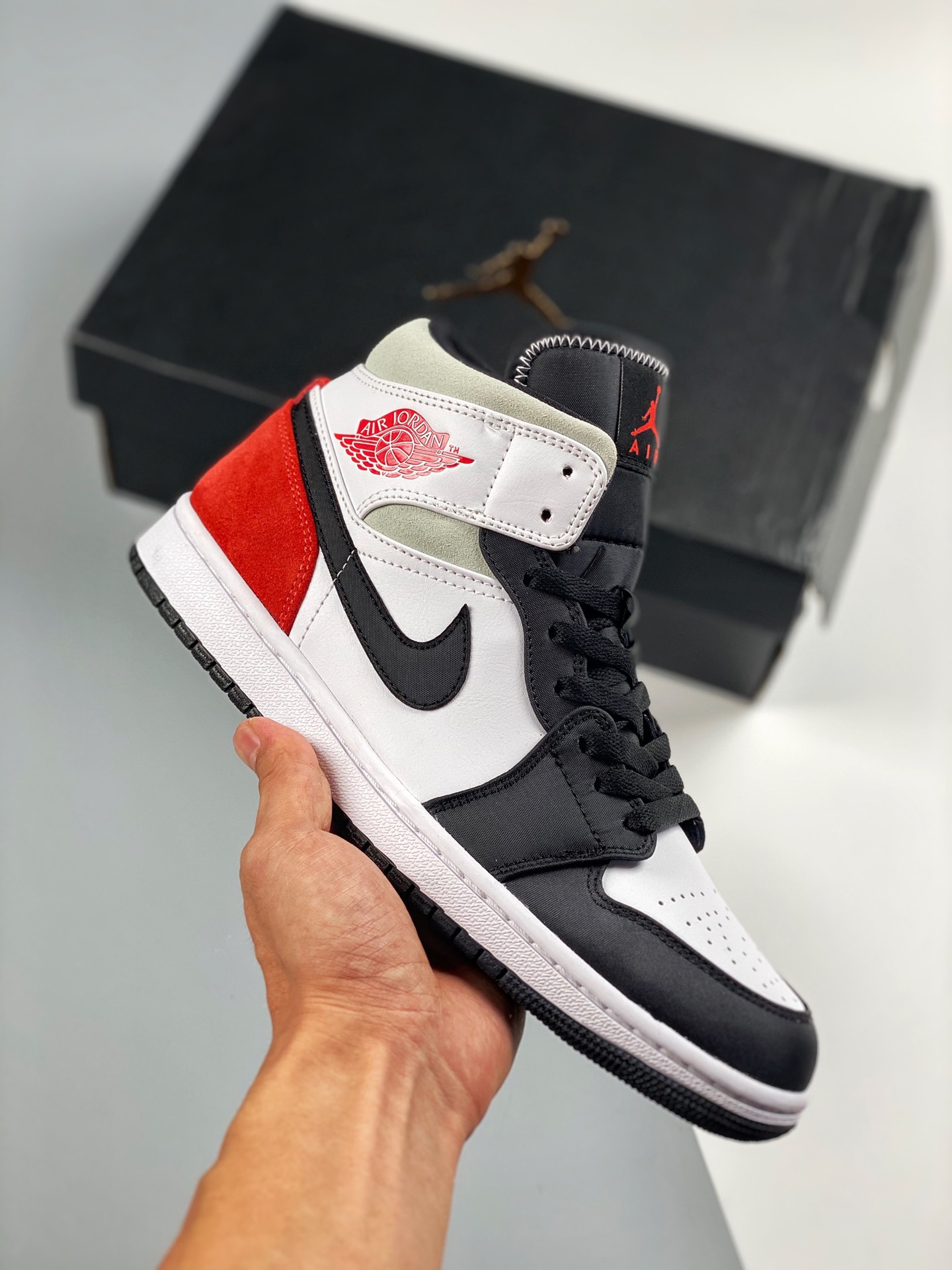 原装裸鞋级 市面最高工艺产物💯 Air Jordan 1 Mid 白红"小Union" 当前市场最优版本 陆续上架 全鞋采用原装头层皮，用料扎实 精雕细琢 鞋型极致还原 飞翼3D打印改良 深度立体 四线中底拉帮皮料选…