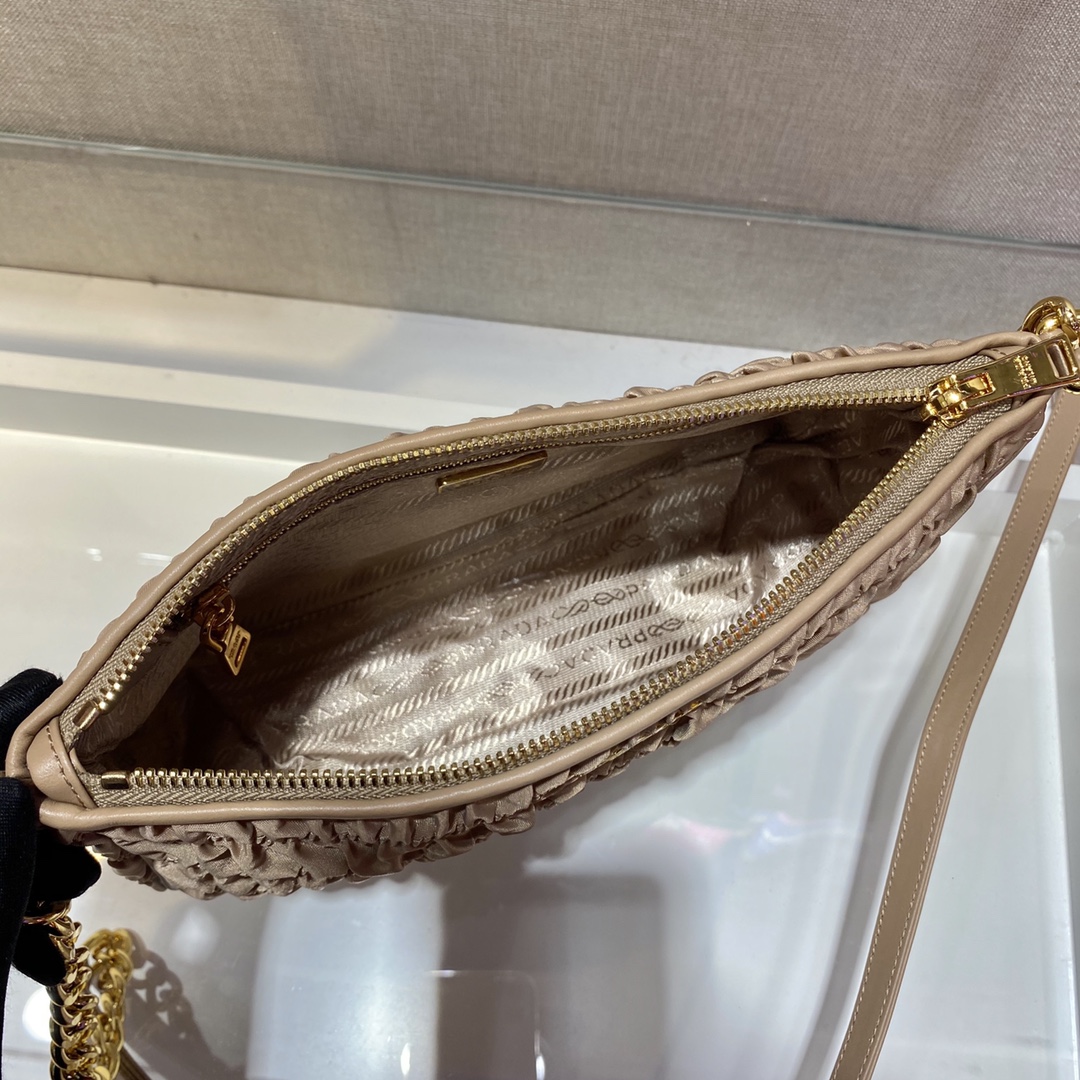 PRADA普拉达手工皱褶元素肩背包1BH171