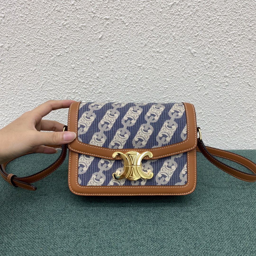 NO:197277,Authentic, the latest new product launches handsome blue canvas with classic Arc de Triomphe buckle pattern design and style show retro, simplicity and confidence. The fashion is cutting-edge, without the barrier of the times. The distinctive personality brings multiple charms to the daily wardrobe. The entire inner is matched with imported sheepskin. Size 18-14-6. Model number 188423. Navy blue/tan brown batch, Celine, celine, celine, sheepskin.19860909正品级 新品最新推出帅气蓝色帆布搭配经典凯旋门扣图案设计、风格展现了复古、简洁及自信.时尚的尖端,毫无时代的隔阂～鲜明个性为日常衣柜带来多重魅力 整个内里搭配进口羊皮 尺寸18-14-6 款号188423海军蓝/黄褐棕批,赛琳celine,celine,celine,sheepskin,Bag