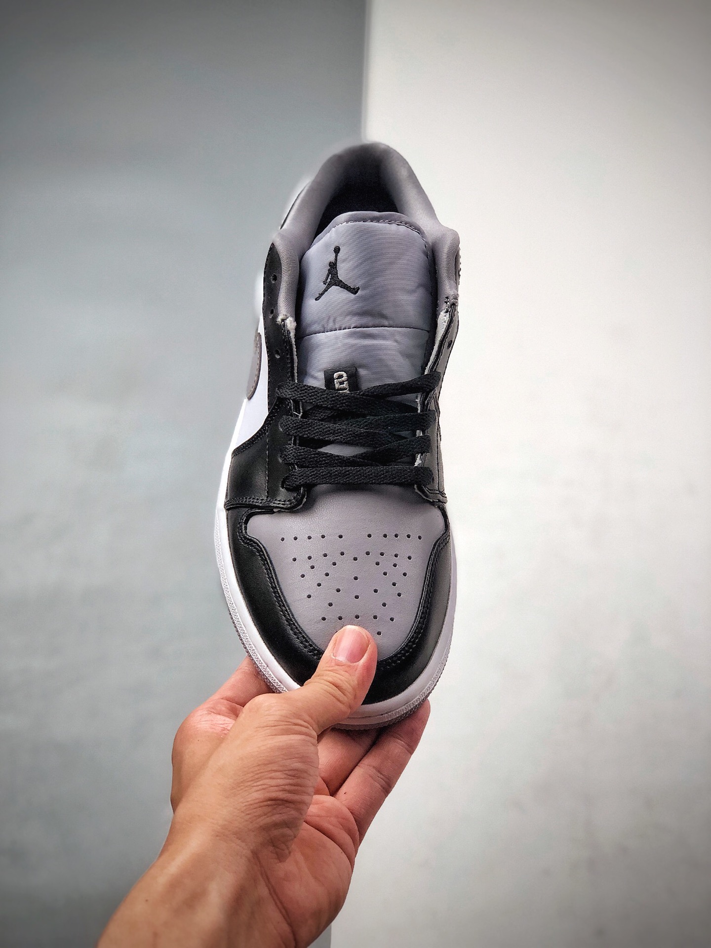 230 Air Jordan 1 Low 低帮黑灰采用黑脚趾设计风格553558-039