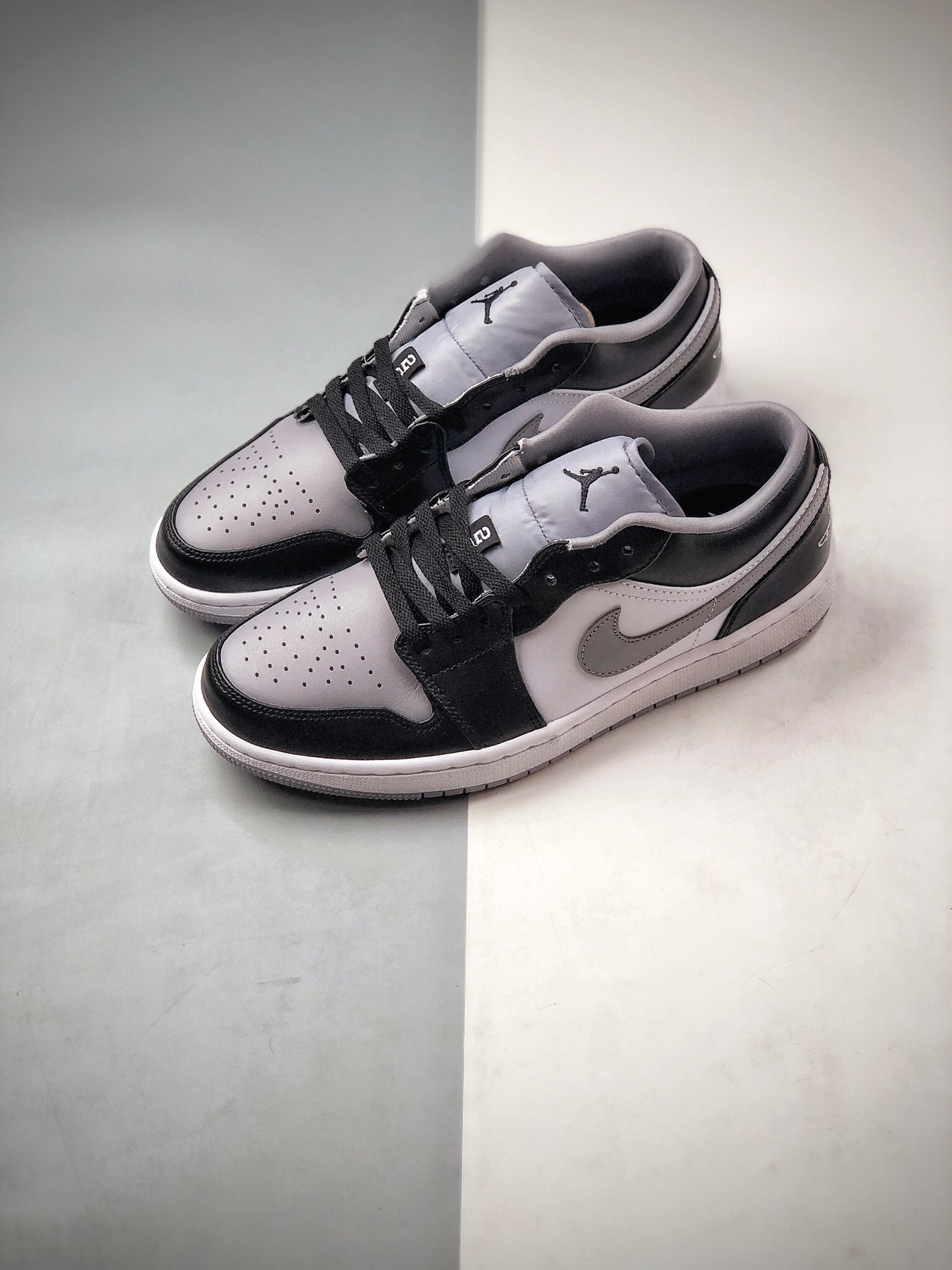 230 Air Jordan 1 Low 低帮黑灰采用黑脚趾设计风格553558-039