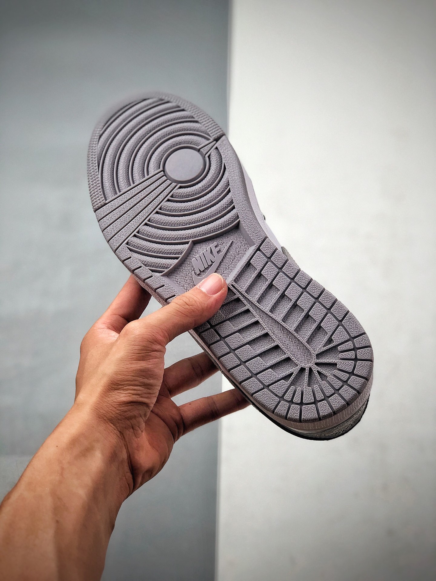 230 Air Jordan 1 Low 低帮黑灰采用黑脚趾设计风格553558-039
