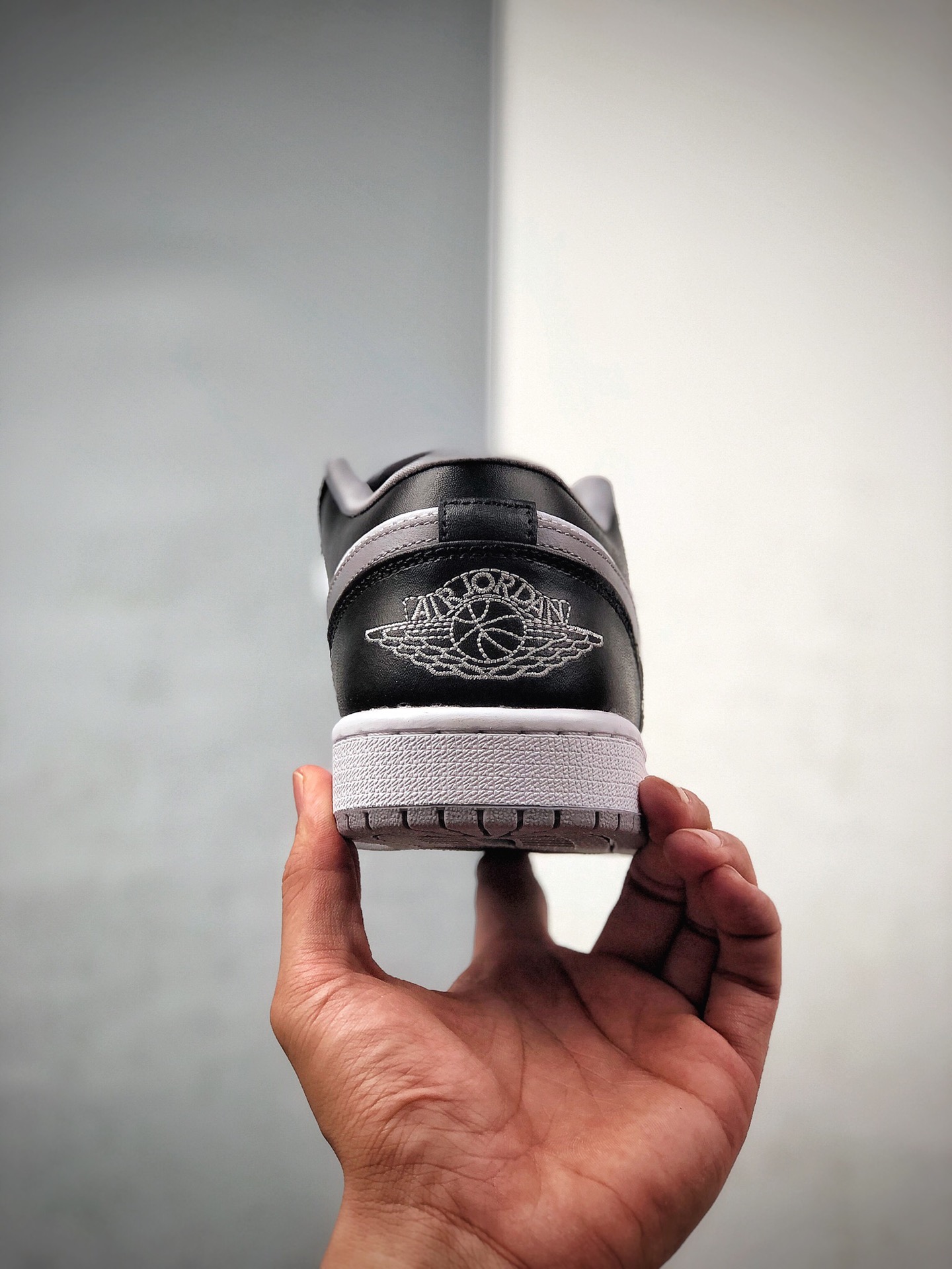 230 Air Jordan 1 Low 低帮黑灰采用黑脚趾设计风格553558-039