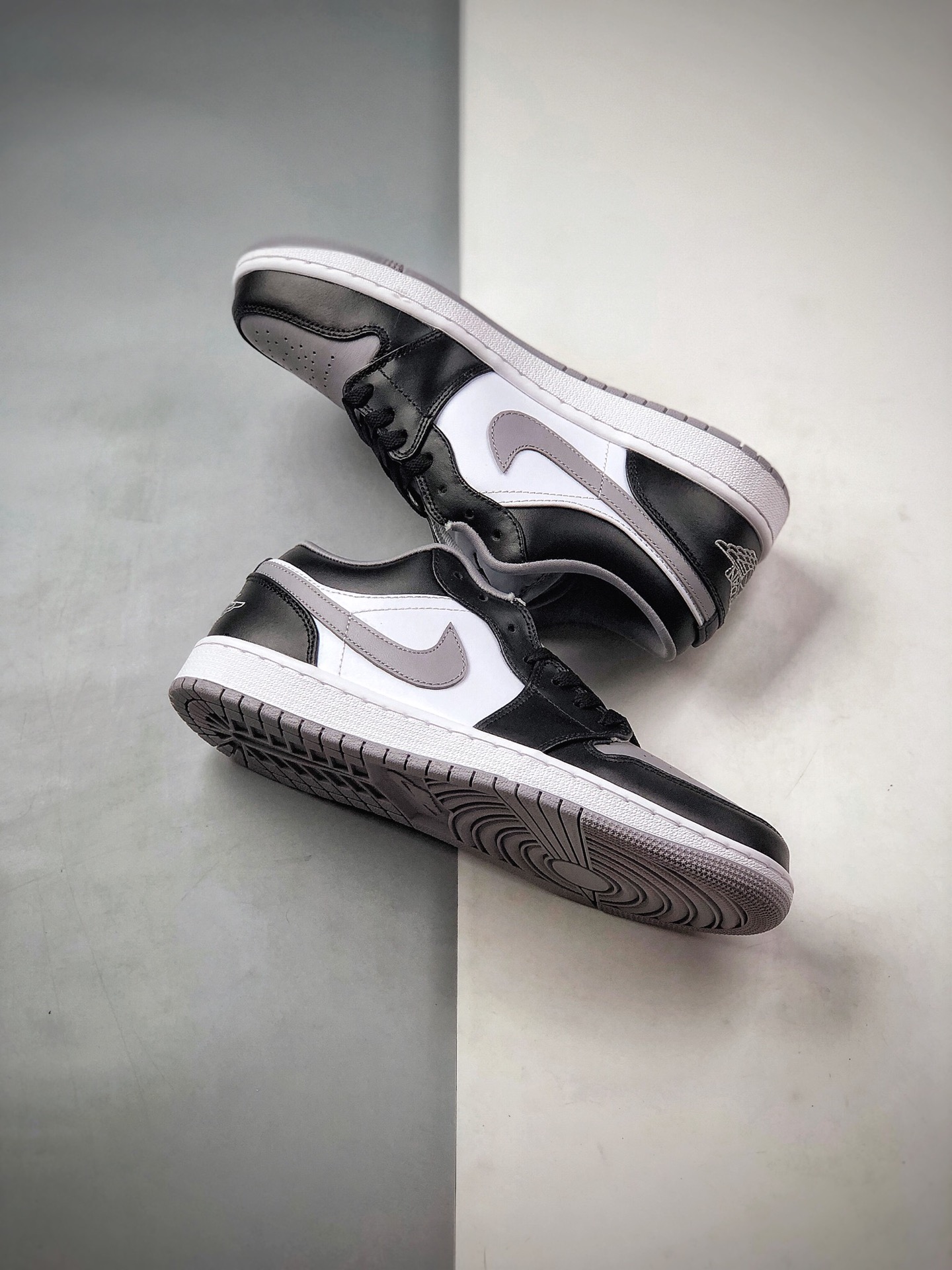 230 Air Jordan 1 Low 低帮黑灰采用黑脚趾设计风格553558-039