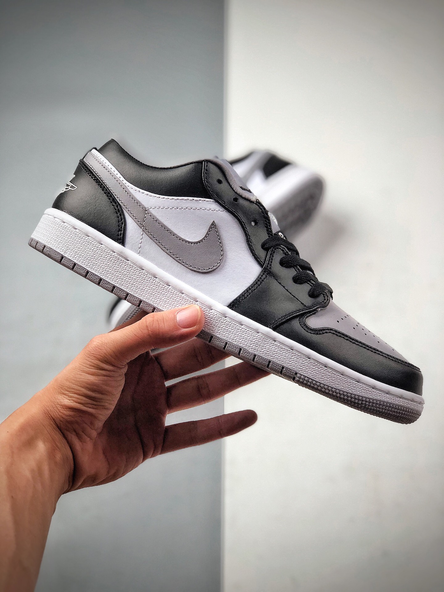 230 Air Jordan 1 Low 低帮黑灰采用黑脚趾设计风格553558-039