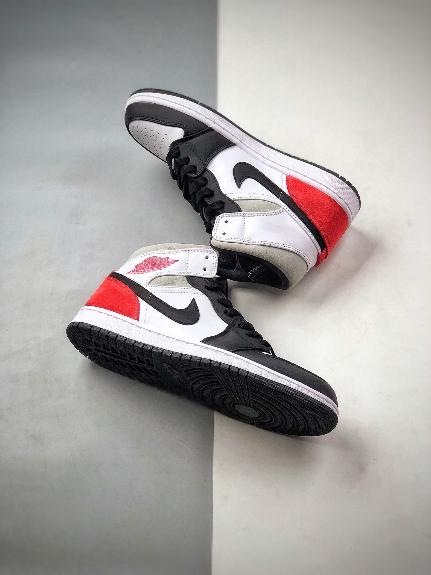 260 Air Jordan 1 Mid SE”Track Red/Union”AJ1乔丹一代中帮经典复古文化休闲运动篮球鞋“小Union黑白红茶灰” 货号：852542-100