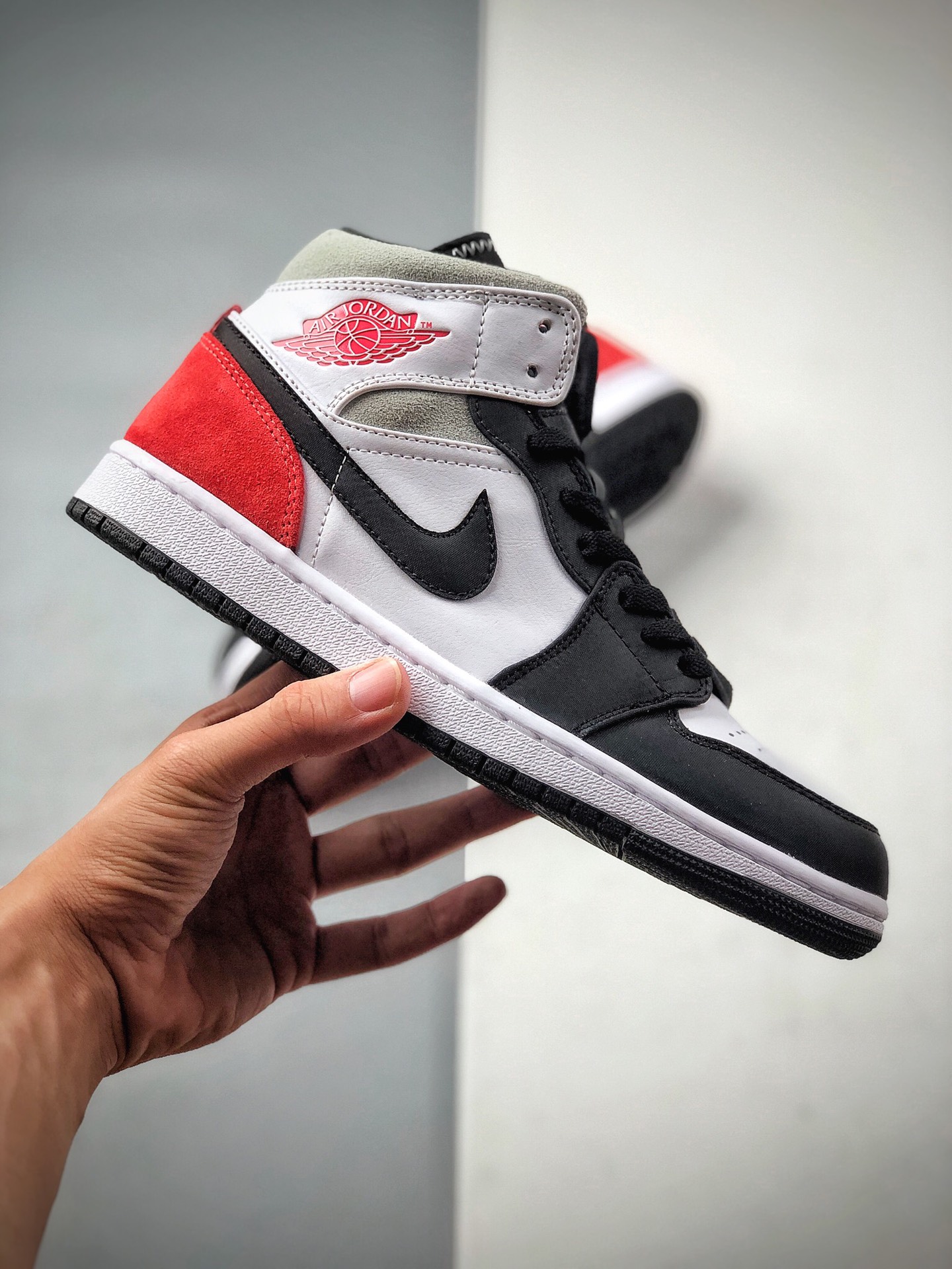 260 Air Jordan 1 Mid SE”Track Red/Union”AJ1乔丹一代中帮经典复古文化休闲运动篮球鞋“小Union黑白红茶灰” 货号：852542-100