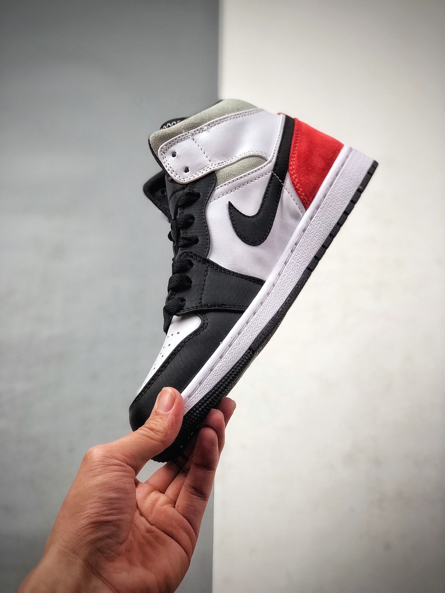 260 Air Jordan 1 Mid SE”Track Red/Union”AJ1乔丹一代中帮经典复古文化休闲运动篮球鞋“小Union黑白红茶灰” 货号：852542-100