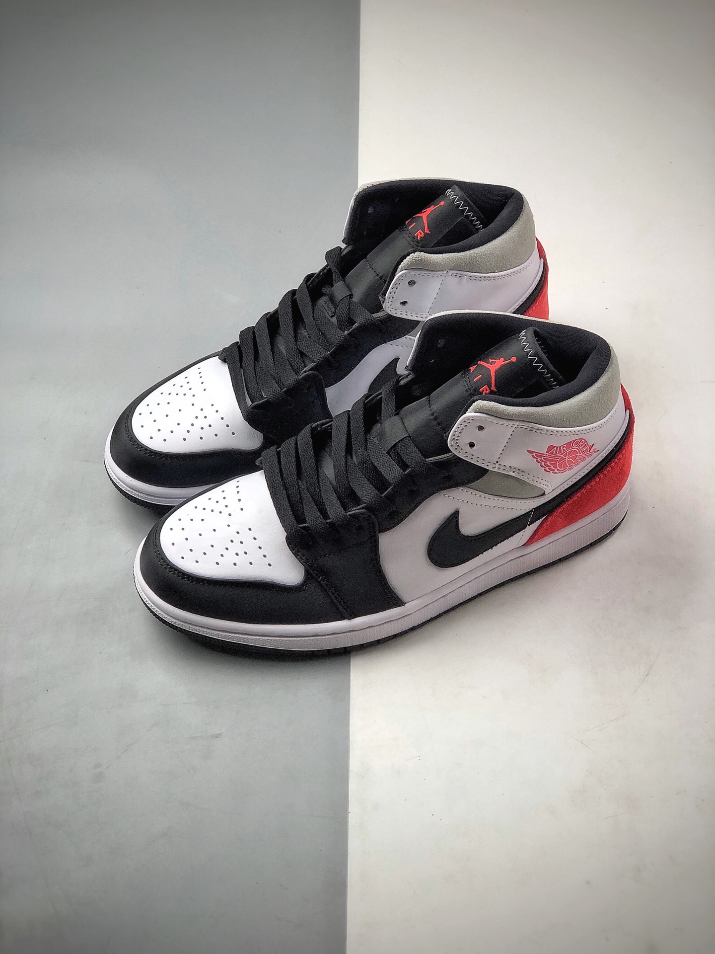 260 Air Jordan 1 Mid SE”Track Red/Union”AJ1乔丹一代中帮经典复古文化休闲运动篮球鞋“小Union黑白红茶灰” 货号：852542-100