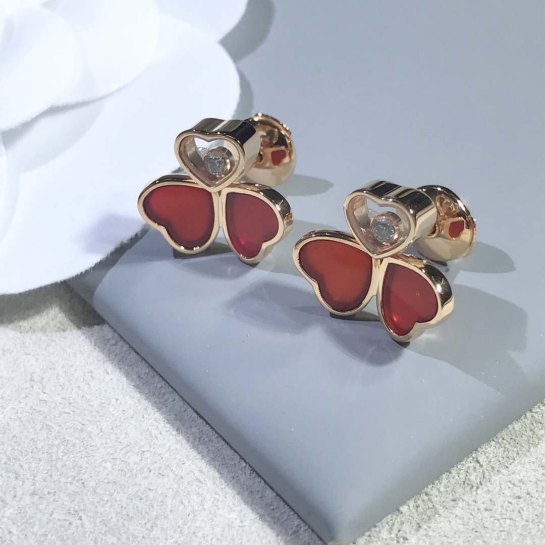 NO:634321,Chopard Hay Hearts series, the hearts are not ordinary glass, we have the same sapphire glass lens as Z, the same sapphire mirror used in high-end watches, which is super wear-resistant and more translucent than ordinary glass. The heart is CNC carved, very three-dimensional and clean, with super prominent texture, complete details, word stamps and steel stamps, in stock...88280,,chopard,Cardia high-end jewelry19860909萧邦Hay Hearts系列 心上不是普通玻璃,我们是跟Z一样的蓝宝石玻璃镜片,跟高端手表用的一样的蓝宝石镜面,超级耐磨而且比普通玻璃更透光,心是CNC精雕成型,非常立体干净质感超级凸显,细节,字印钢印全齐,现货……88280,,chopard,卡迪亚高端饰品,Jewelry