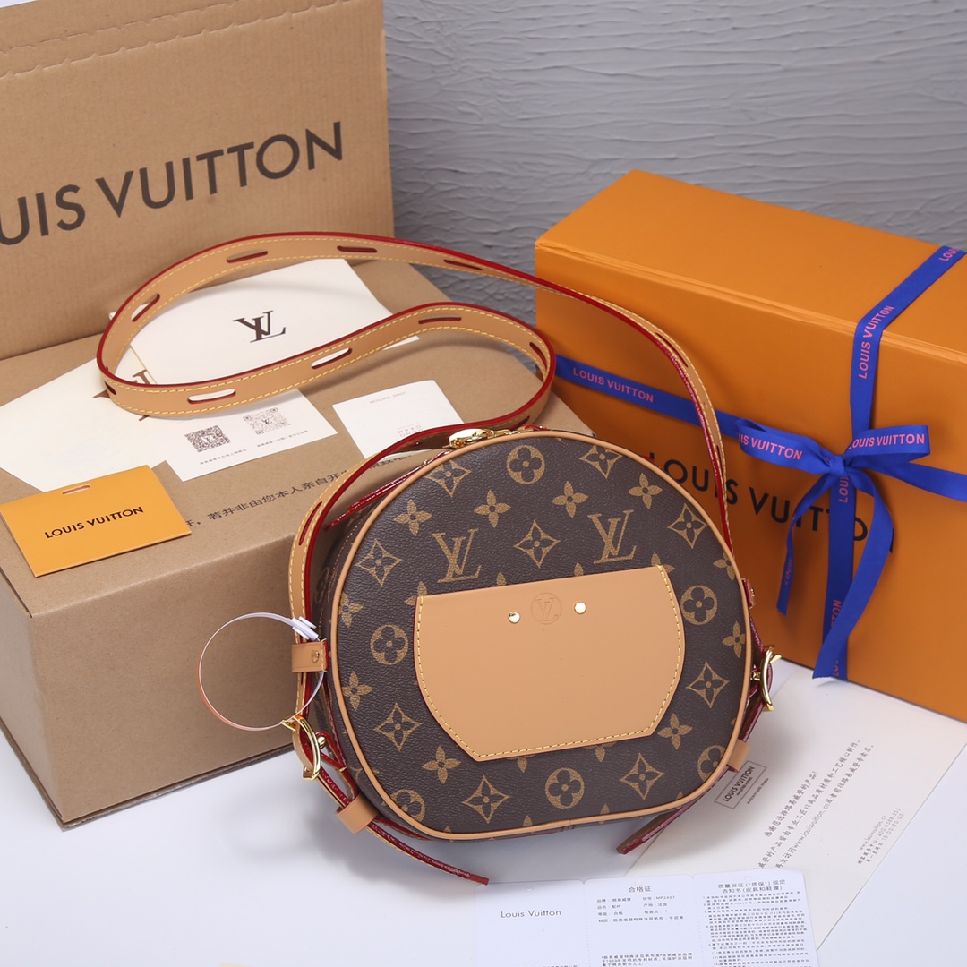 Louis Vuitton 软圆饼 2020秋冬系列中 女装艺术总监Nicolas Ghesquière以 帽盒为原型