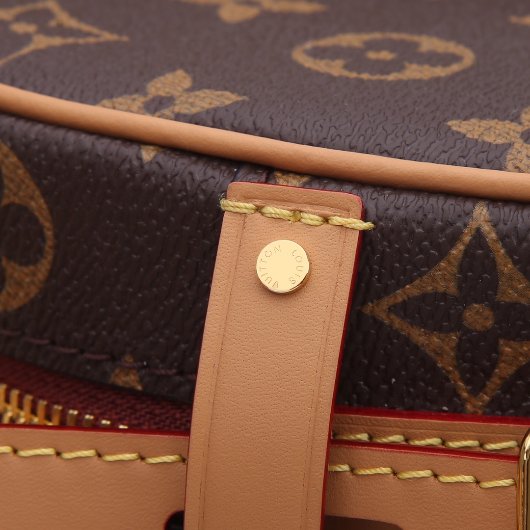 Louis Vuitton 软圆饼 2020秋冬系列中 女装艺术总监Nicolas Ghesquière以 帽盒为原型