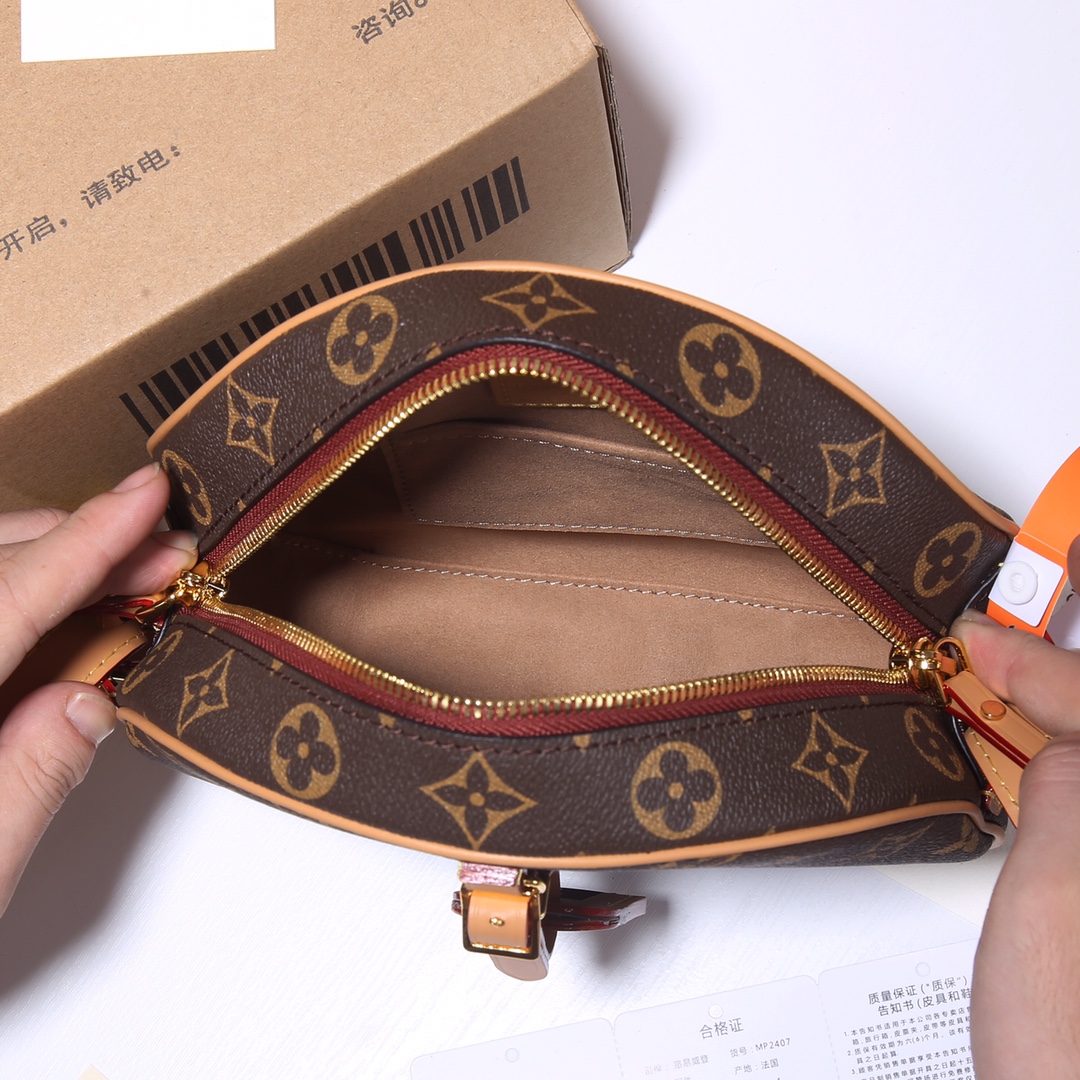 Louis Vuitton 软圆饼 2020秋冬系列中 女装艺术总监Nicolas Ghesquière以 帽盒为原型