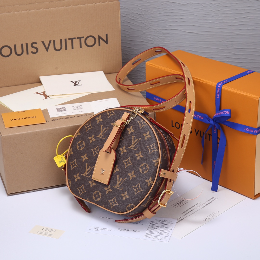 Louis Vuitton 软圆饼 2020秋冬系列中 女装艺术总监Nicolas Ghesquière以 帽盒为原型