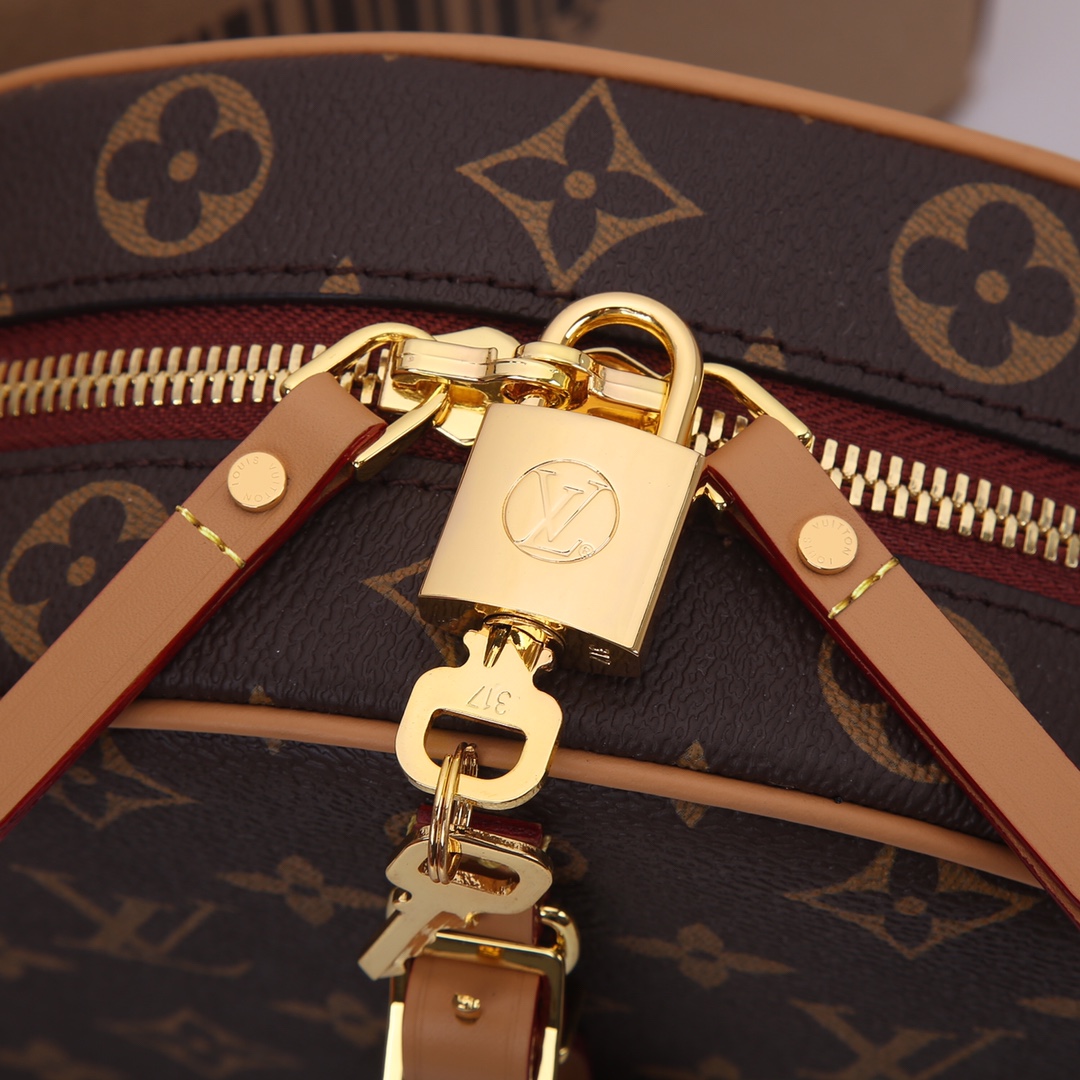 Louis Vuitton 软圆饼 2020秋冬系列中 女装艺术总监Nicolas Ghesquière以 帽盒为原型