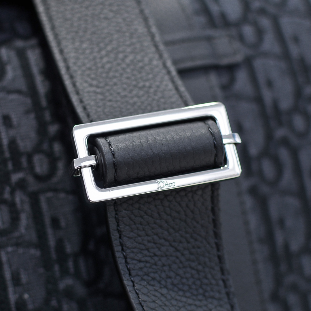 Dior-迪奥专柜最新款邮差包官网同步顶级进口原厂刺绣品质黑布配皮131-10采用黑色Oblique图案