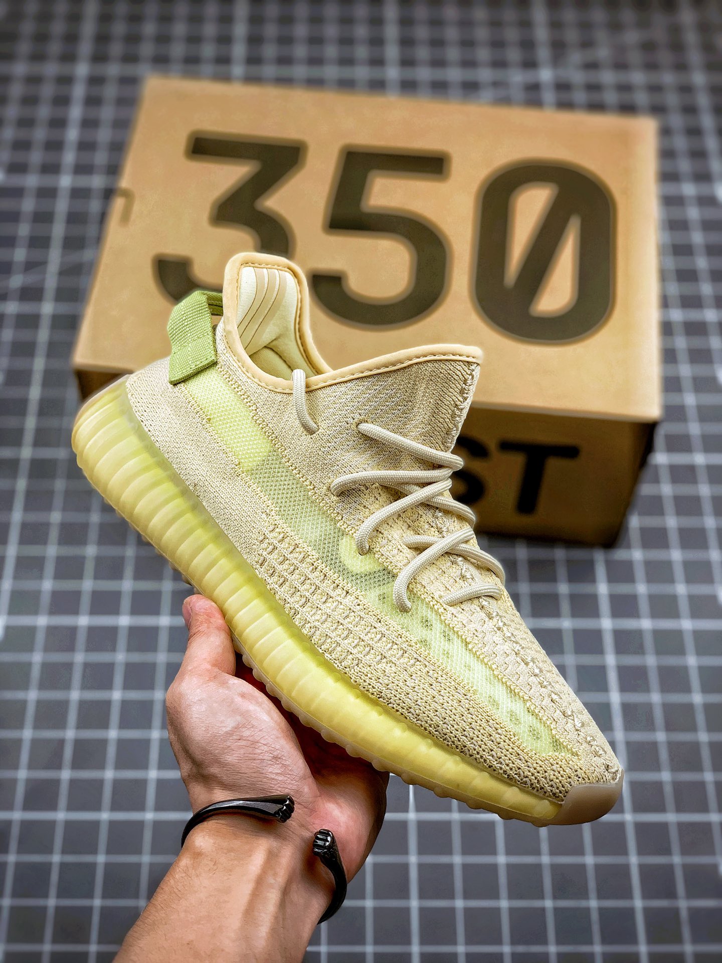 Yeezy 350V2 "Flax" 1.0 # # Boost ‼️
Taglia 36 36.5 37 38 38.5 39 40 40.5 41 42 42.5 43 44 44.5 45 46 47