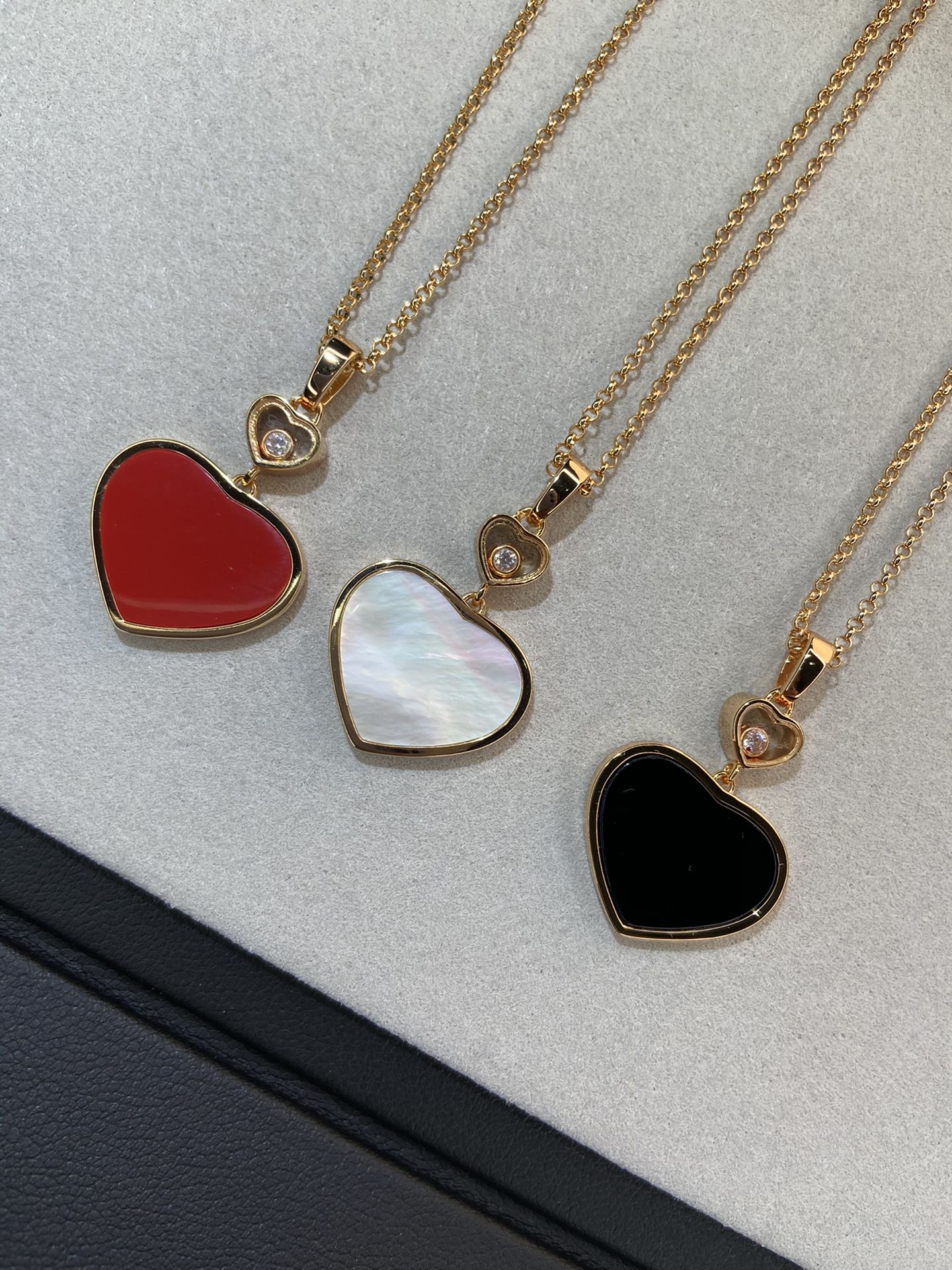 NO:632390,It’s so difficult for me...it’s been out of stock for a long time, and I finally have it in stock so I can post a picture~ The popular drama 'Everything Is Good' Su Mingyu/Yao Chen, Liu Tao, and Lu Jingshan are the same style. C*hoard hay hearts series of necklaces. The novel asymmetrical double-heart design breaks the dullness. The V gold materials are made of natural white mother-of-pearl, malachite, turquoise, carnelian, onyx, pink opal, and gray mother-of-pearl.  It is decorated with a large peach heart, and the small peach heart contains a crystal diamond. It is smart, delicate and non-contrasting. It is enough to satisfy all your girly hearts. Whether it is used as a small embellishment for daily casual wear or as a subtle expression in formal occasions, it can be held firmly and your self-confidence has been improved to varying degrees. Only in this way can the quality of the color matching be comparable to the original product. Many inferior products on the market do not have such an effect!  Those who know the goods, hurry up and stock up ~ 88260, necklace, Cartier high-end jewelry19860909我太难了…断货N久,终于有现货可以硬气的发图了～热播剧《都挺好》苏明玉/姚晨、和刘涛、卢靖姗等同款C*hoard hay hearts 桃心系列 项链新颖的不对称双心设计打破沉闷,V金材质分别采用天然白贝母、孔雀石、绿松石、红玉髓、缟玛瑙、粉色蛋白石 灰母贝 加以装饰大桃心,而小桃心内含1颗水晶钻,灵动、精致又不撞款,足以满足你全部的少女心～不管作为日常休闲穿搭的小小点缀,还是作为正式场合的含蓄表达,都能稳稳hold住,自信心都得到了不同程度的提升～只有这样对版对色的品质才能媲美正^品,市面上很多次品上身就没有这样的效果！懂货的赶紧囤上～88260,,necklace,卡迪亚高端饰品,Jewelry