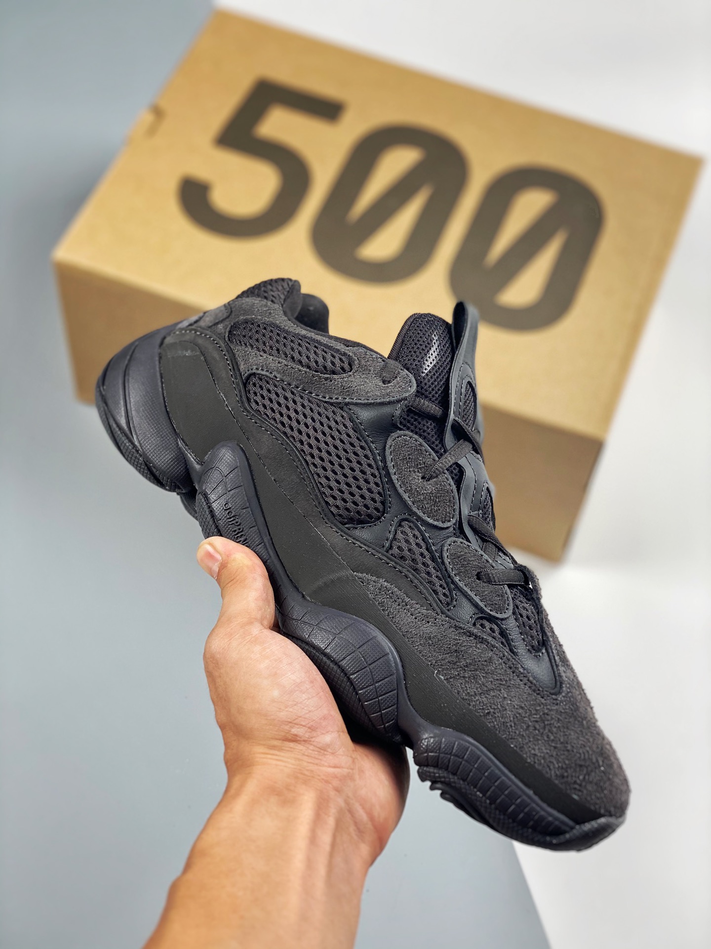 Yeezy 500 "Utility Black" 黑武士 货号：FV3573 定义顶级制作工艺 仅看齐发售原鞋 #AD万邦原厂翻毛、甩纹牛皮 #内置adiPRENE+减震科技 #全鞋包括内里 机台针车间距调整与原版一…