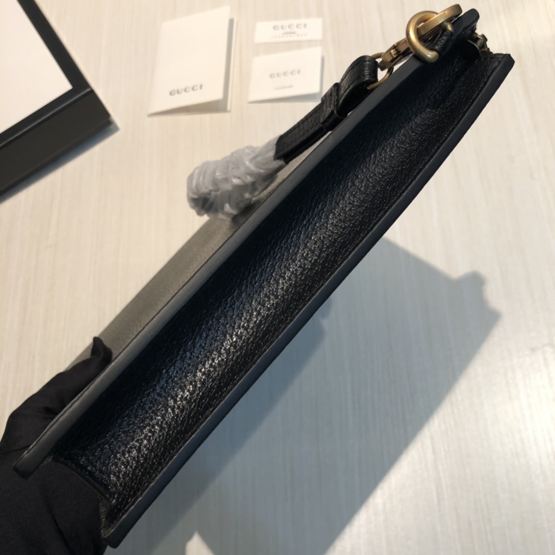 此款手包采用进口牛皮制作，用G家热压工艺压成的野猪纹皮起到了画龙点睛的作用，顶级进口内里，精致工艺，实物