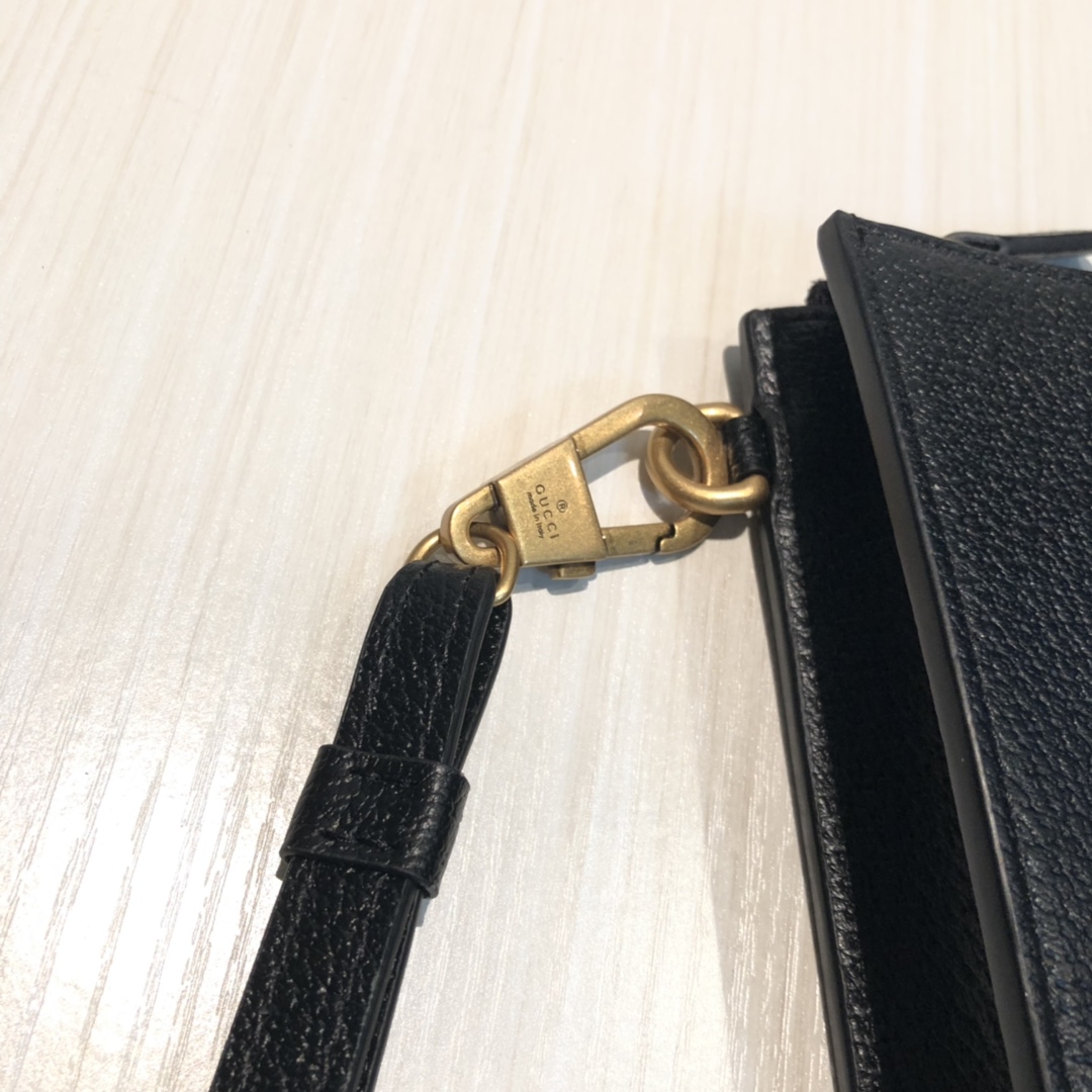 此款手包采用进口牛皮制作，用G家热压工艺压成的野猪纹皮起到了画龙点睛的作用，顶级进口内里，精致工艺，实物