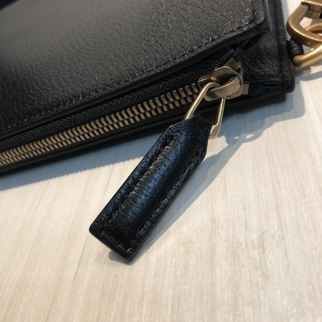 此款手包采用进口牛皮制作，用G家热压工艺压成的野猪纹皮起到了画龙点睛的作用，顶级进口内里，精致工艺，实物