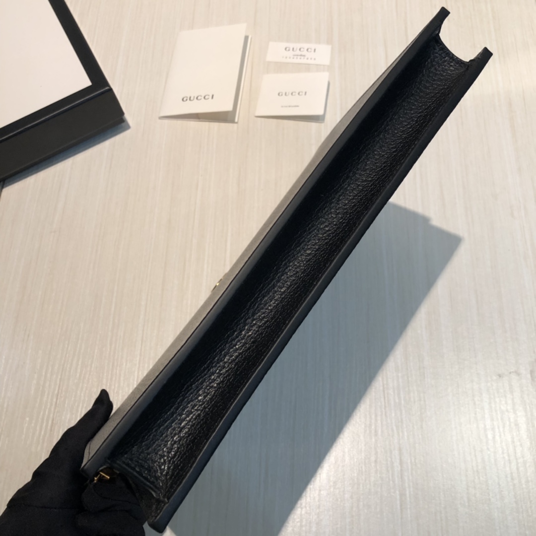 此款手包采用进口牛皮制作，用G家热压工艺压成的野猪纹皮起到了画龙点睛的作用，顶级进口内里，精致工艺，实物