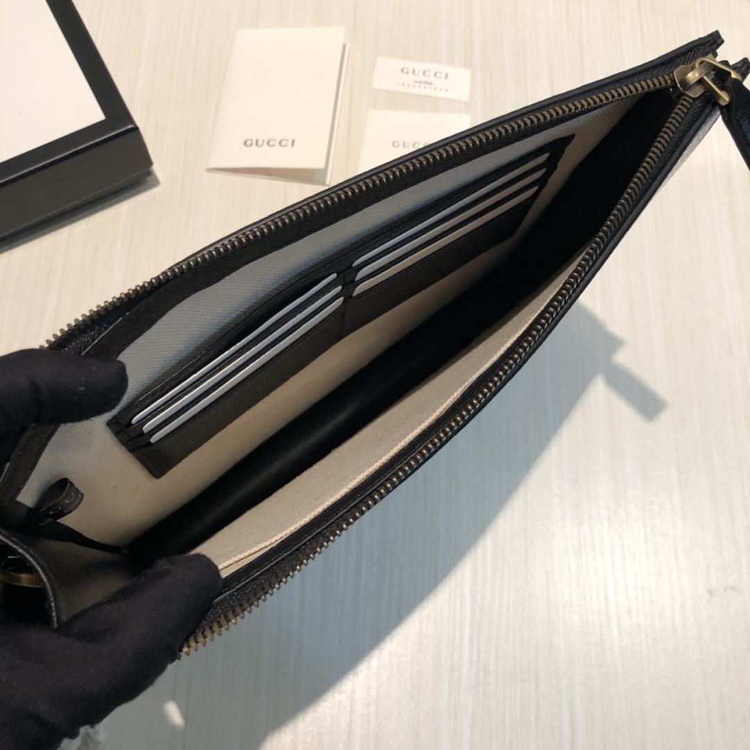 此款手包采用进口牛皮制作，用G家热压工艺压成的野猪纹皮起到了画龙点睛的作用，顶级进口内里，精致工艺，实物