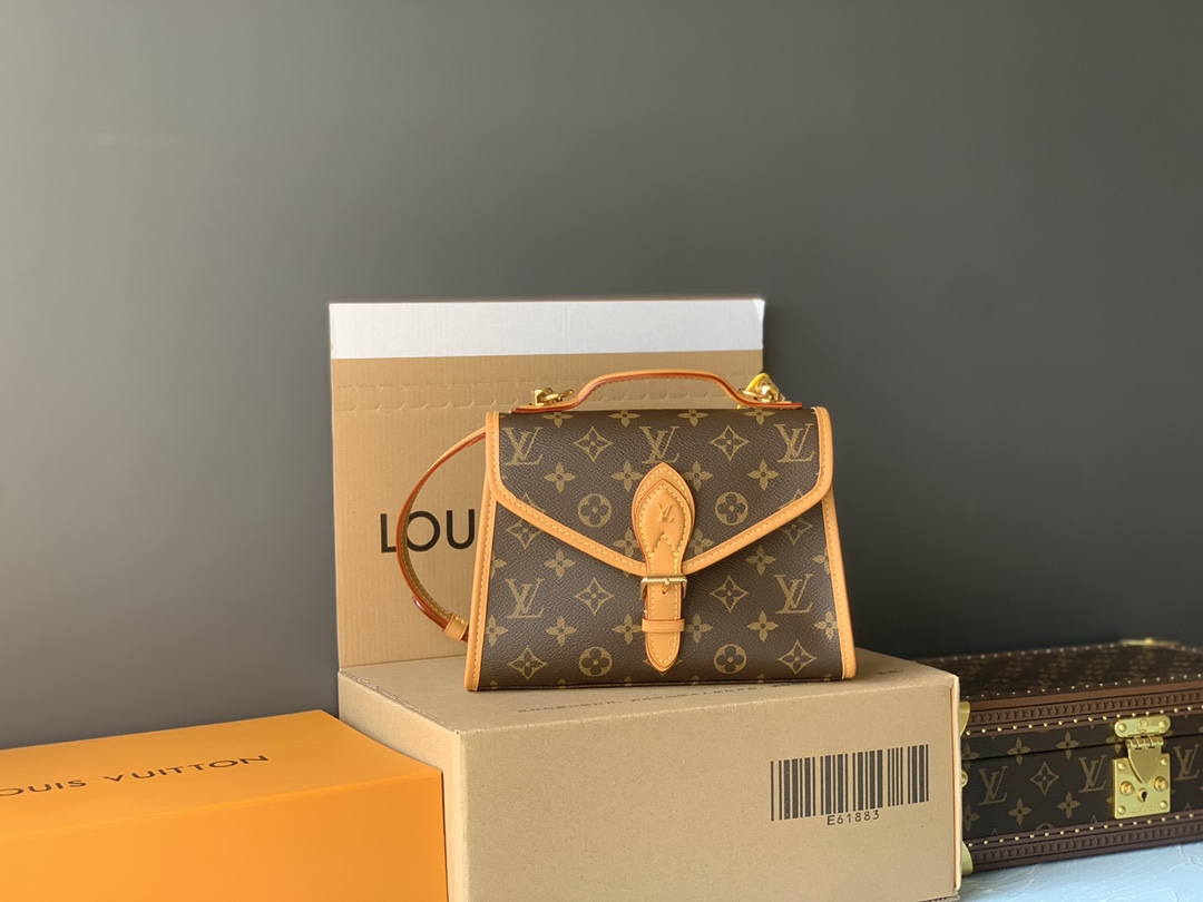 NO:176711,L V IVY Model m44919 23.518.09.0 Material super steel   Italian 5A fabric (the body steel parts are forged forging, with multiple high-strength stamping, large toughness and fineness. The gold-plated surface is not easy to fade and grind. The non-alloyed parts cast liquid metal into the mold. After forming, it is rough, with low density and easy to lose and easy to flower) The size is suitable, it can be salty or sweet, three-stage shoulder straps can be adjusted, the three back methods are excellent, the weight is light, retro and simple, gold plating19860909L V IVY 型号m44919 23.518.09.0 材质超级钢＋意大利5A面料 (包身钢件为锻造工艺,多次高强度冲压成型,韧性大且精细.镀金面不易掉色磨花 .非合金件将液体金属浇铸入模具里,成型后较为粗糙,密度低易损易花） 大小合适,可盐可甜,三段式肩带可调,三种背法调节超赞,自重轻,复古简约,,gold plating,Bag