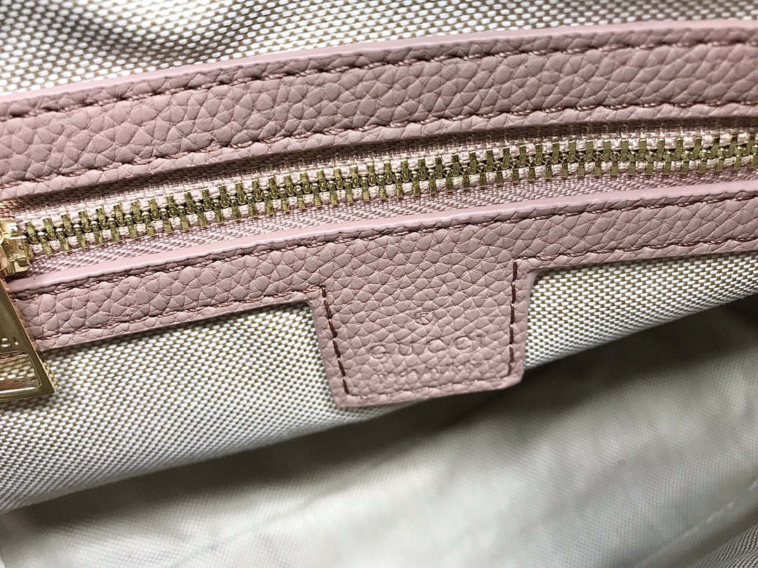 小号 G家 经典款式从不落后的版型！一直走在时尚尖端！大气，休闲！手提斜挎两用！这是一款风靡欧美的手袋 