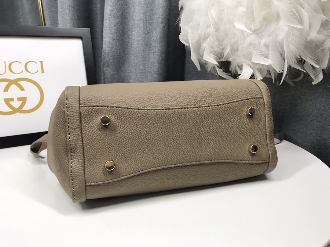  小号 G家 经典款式从不落后的版型！一直走在时尚尖端！大气，休闲！手提斜挎两用！这是一款风靡欧美的手袋