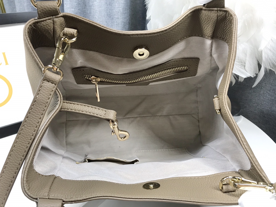  小号 G家 经典款式从不落后的版型！一直走在时尚尖端！大气，休闲！手提斜挎两用！这是一款风靡欧美的手袋