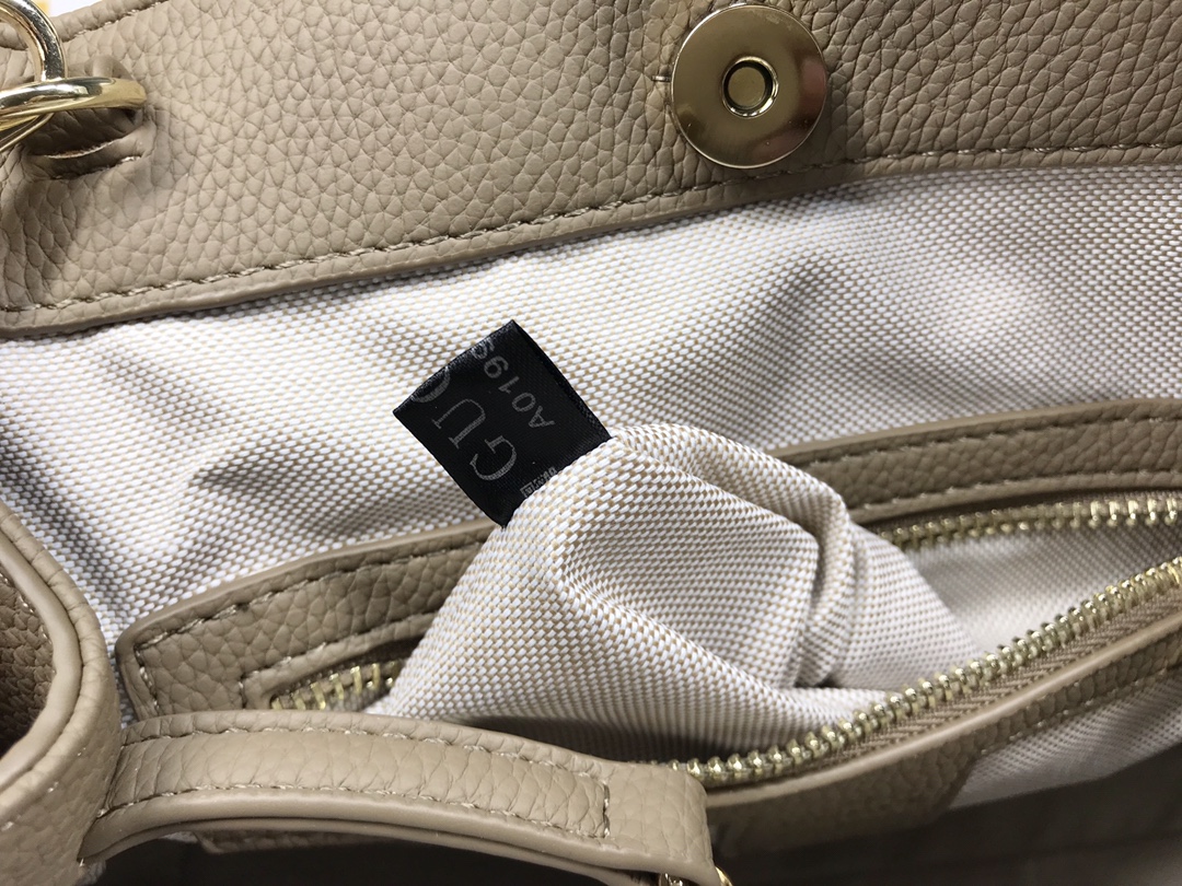  小号 G家 经典款式从不落后的版型！一直走在时尚尖端！大气，休闲！手提斜挎两用！这是一款风靡欧美的手袋