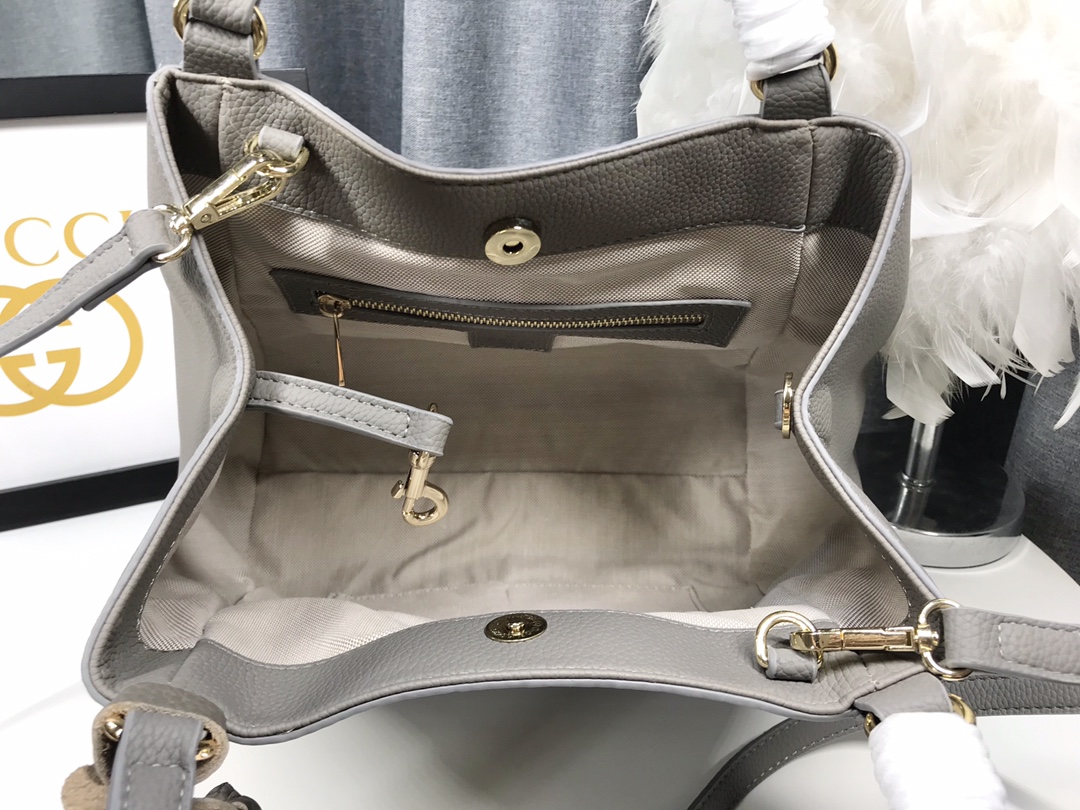  小号 G家 经典款式从不落后的版型！一直走在时尚尖端！大气，休闲！手提斜挎两用！这是一款风靡欧美的手袋