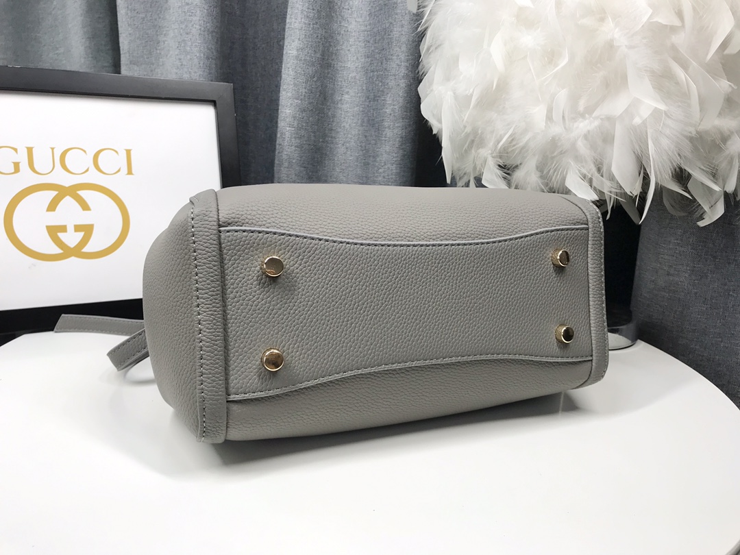  小号 G家 经典款式从不落后的版型！一直走在时尚尖端！大气，休闲！手提斜挎两用！这是一款风靡欧美的手袋