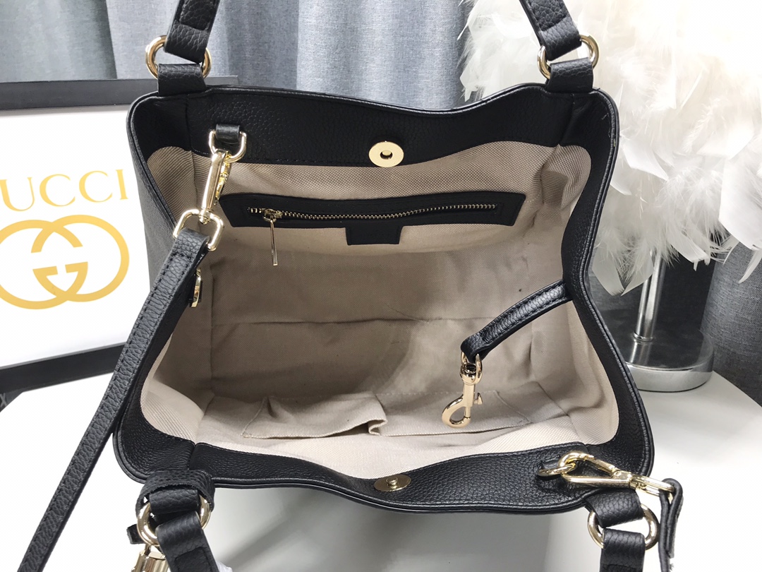 小号 G家 经典款式从不落后的版型！一直走在时尚尖端！大气，休闲！手提斜挎两用！这是一款风靡欧美的手袋 