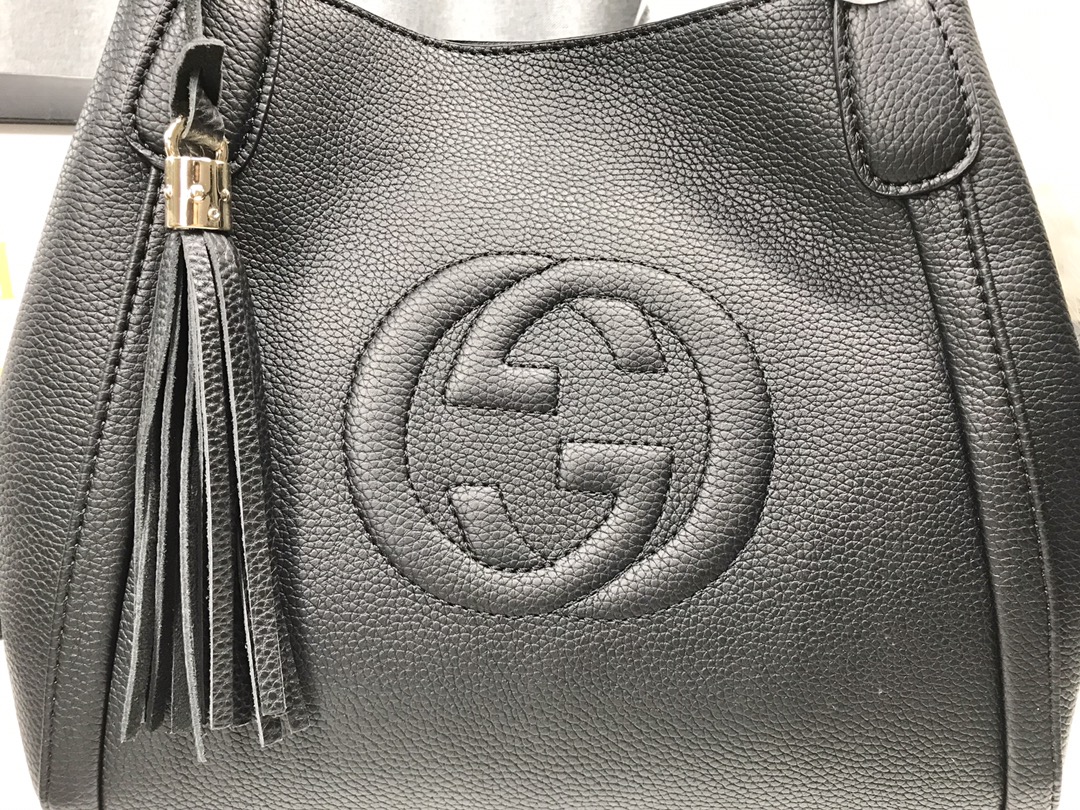 小号 G家 经典款式从不落后的版型！一直走在时尚尖端！大气，休闲！手提斜挎两用！这是一款风靡欧美的手袋 