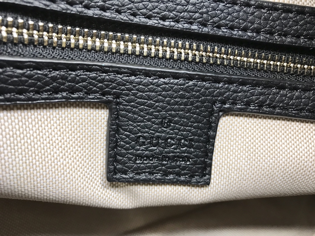 小号 G家 经典款式从不落后的版型！一直走在时尚尖端！大气，休闲！手提斜挎两用！这是一款风靡欧美的手袋 