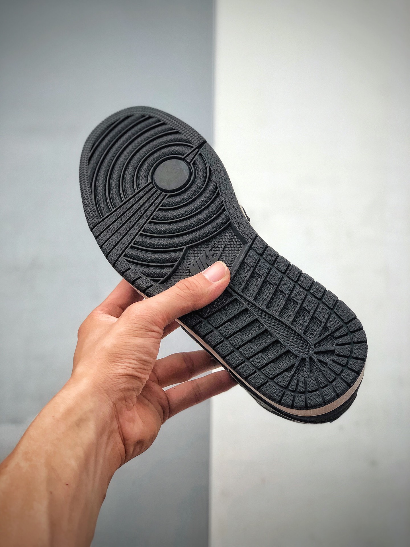 270 Air Jordan 1 Mid 乔1 AJ1中帮 篮球鞋 全鞋头层皮打造 852542-011