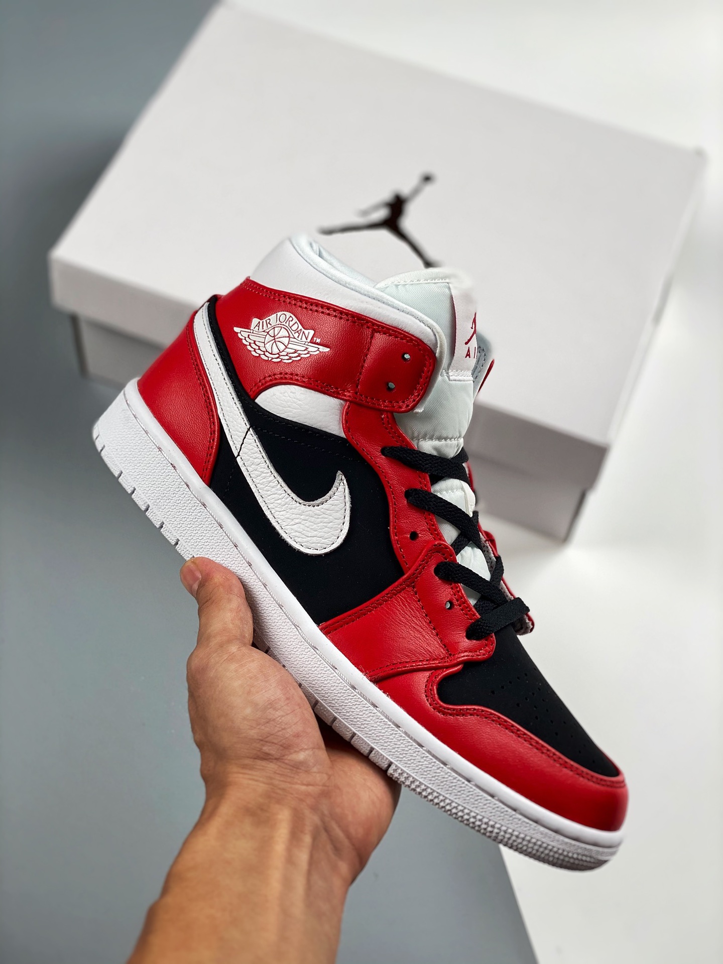Air Jordan 1 Mid Blanco y negro rojo Pequeño Chicago Pedido de cliente de comercio exterior de Tmall La mejor artesanía…