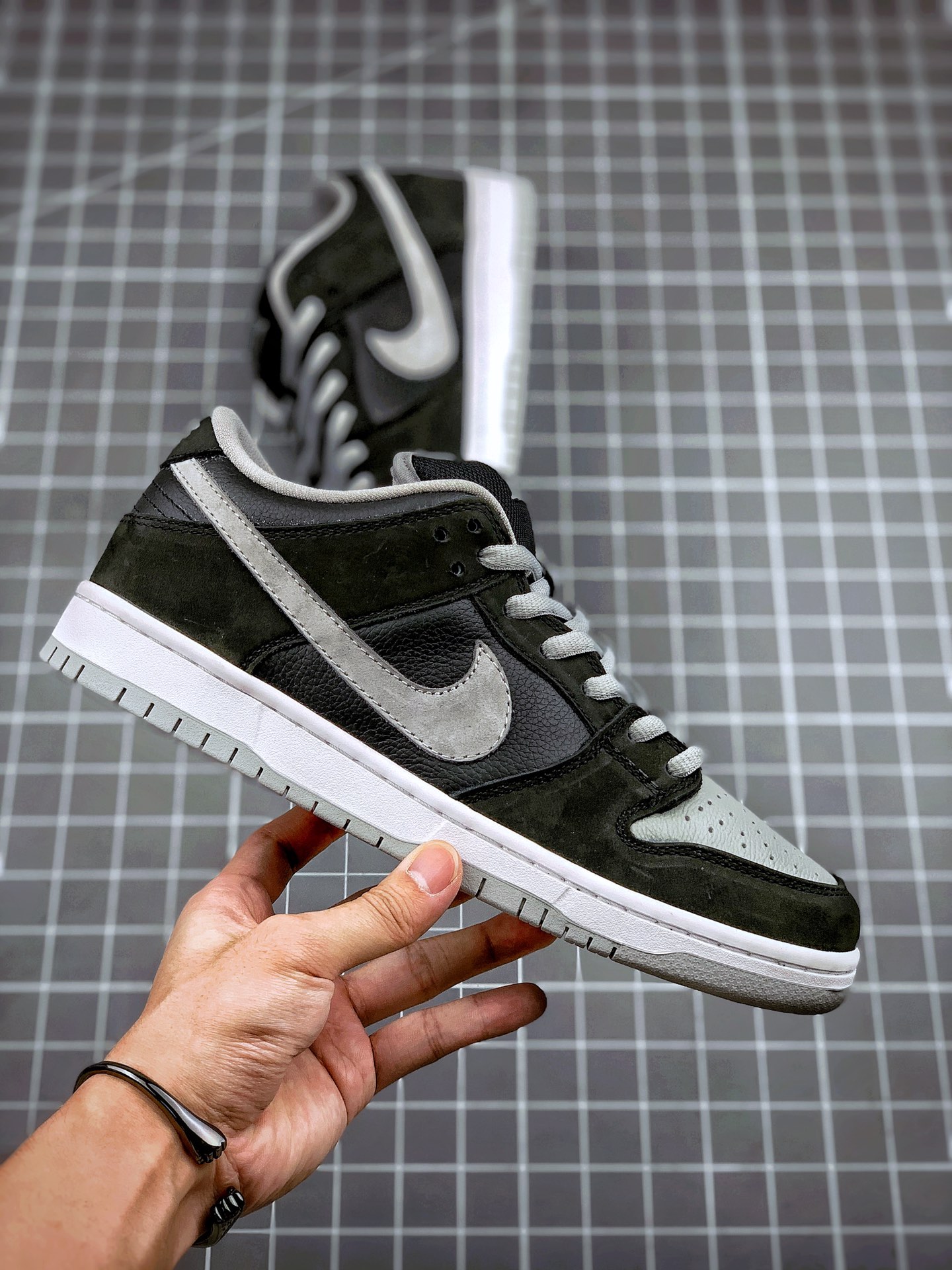 💰160真标💰260公司级💰320纯原版
Nike SB Dunk Low J-Pack“Shadow”影子灰 大厂黑白熊猫情人节龙虾ow联名纯原出品
整双贝壳头m2k雪地靴aj1满天星sacai天使华夫阿甘/n鞋移空军一号低帮纯白全白小麦植了“Shadow”的配色
整鞋手表眼镜帽子头层nb327磨砂皮➕进口纳帕欧文篮球鞋头层小牛皮 质感鬼冢虎同步公司
市场唯一正确版 今年dunk很火 黑灰配色应该大家更会喜欢,想买的下手要快,估计很快就会断码!别等断码再问我!
货号:BQ6817-007
尺码:36 36.5 37 38 38.5 39 40 40.5 41 42 42.5 43 44 44.5 45 46