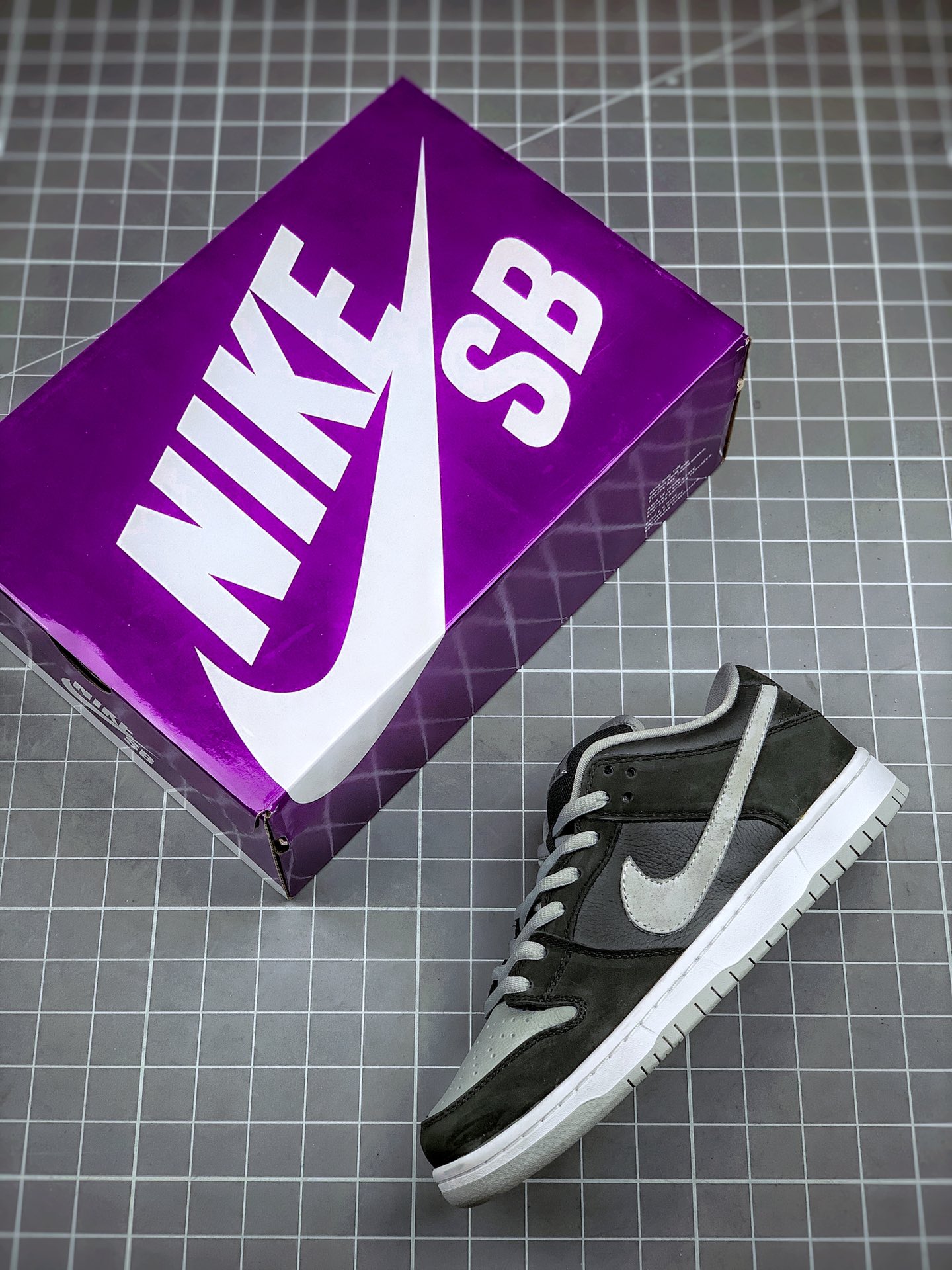 💰160真标💰260公司级💰320纯原版
Nike SB Dunk Low J-Pack“Shadow”影子灰 大厂黑白熊猫情人节龙虾ow联名纯原出品
整双贝壳头m2k雪地靴aj1满天星sacai天使华夫阿甘/n鞋移空军一号低帮纯白全白小麦植了“Shadow”的配色
整鞋手表眼镜帽子头层nb327磨砂皮➕进口纳帕欧文篮球鞋头层小牛皮 质感鬼冢虎同步公司
市场唯一正确版 今年dunk很火 黑灰配色应该大家更会喜欢,想买的下手要快,估计很快就会断码!别等断码再问我!
货号:BQ6817-007
尺码:36 36.5 37 38 38.5 39 40 40.5 41 42 42.5 43 44 44.5 45 46