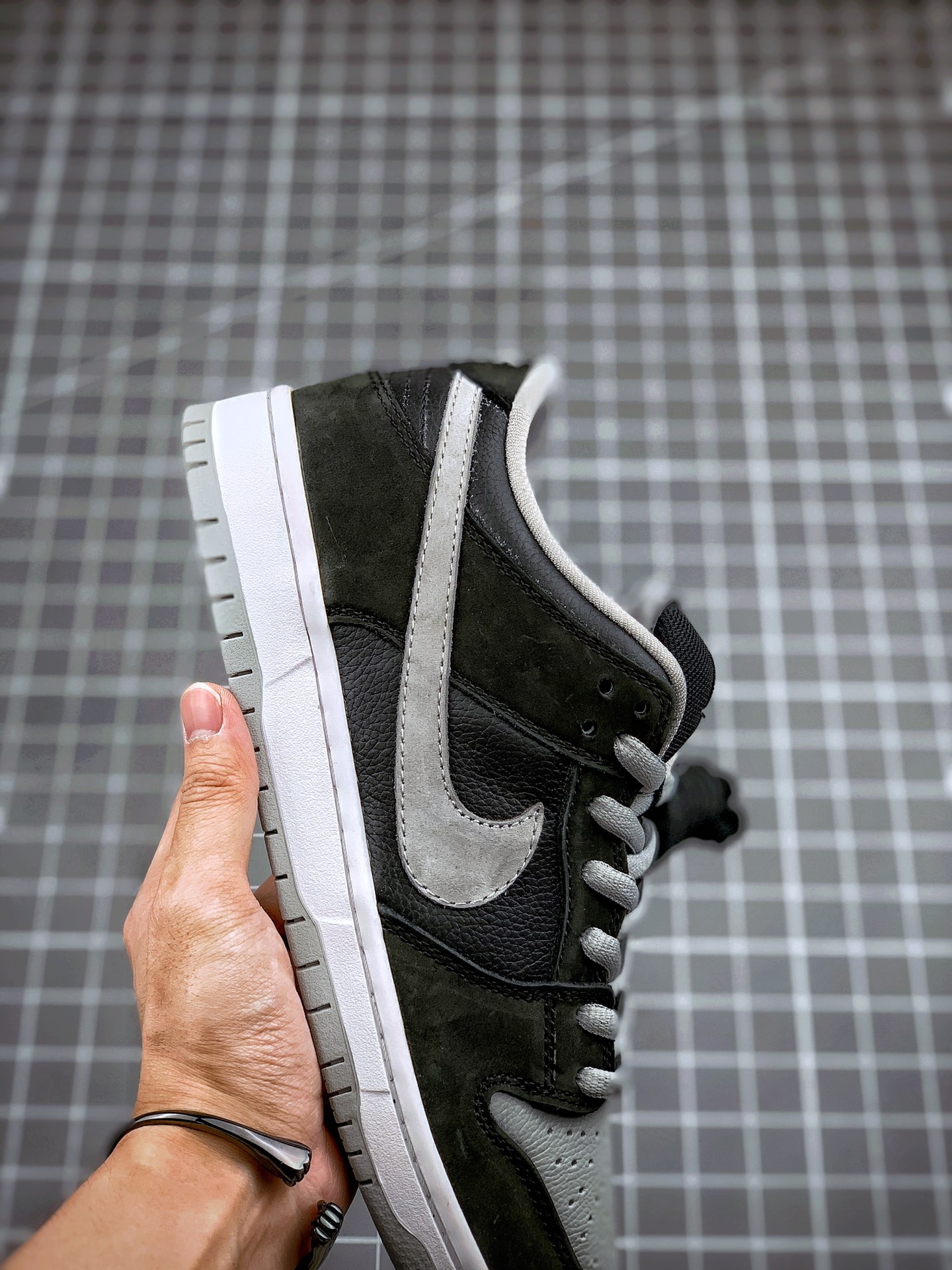 💰160真标💰260公司级💰320纯原版
Nike SB Dunk Low J-Pack“Shadow”影子灰 大厂黑白熊猫情人节龙虾ow联名纯原出品
整双贝壳头m2k雪地靴aj1满天星sacai天使华夫阿甘/n鞋移空军一号低帮纯白全白小麦植了“Shadow”的配色
整鞋手表眼镜帽子头层nb327磨砂皮➕进口纳帕欧文篮球鞋头层小牛皮 质感鬼冢虎同步公司
市场唯一正确版 今年dunk很火 黑灰配色应该大家更会喜欢,想买的下手要快,估计很快就会断码!别等断码再问我!
货号:BQ6817-007
尺码:36 36.5 37 38 38.5 39 40 40.5 41 42 42.5 43 44 44.5 45 46