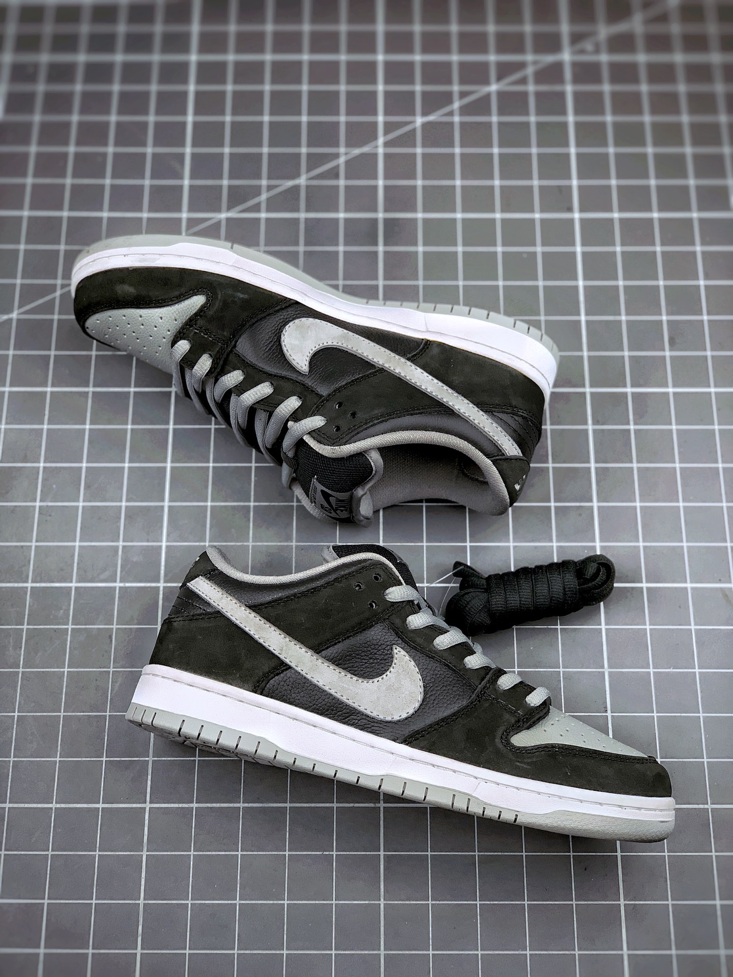 💰160真标💰260公司级💰320纯原版
Nike SB Dunk Low J-Pack“Shadow”影子灰 大厂黑白熊猫情人节龙虾ow联名纯原出品
整双贝壳头m2k雪地靴aj1满天星sacai天使华夫阿甘/n鞋移空军一号低帮纯白全白小麦植了“Shadow”的配色
整鞋手表眼镜帽子头层nb327磨砂皮➕进口纳帕欧文篮球鞋头层小牛皮 质感鬼冢虎同步公司
市场唯一正确版 今年dunk很火 黑灰配色应该大家更会喜欢,想买的下手要快,估计很快就会断码!别等断码再问我!
货号:BQ6817-007
尺码:36 36.5 37 38 38.5 39 40 40.5 41 42 42.5 43 44 44.5 45 46
