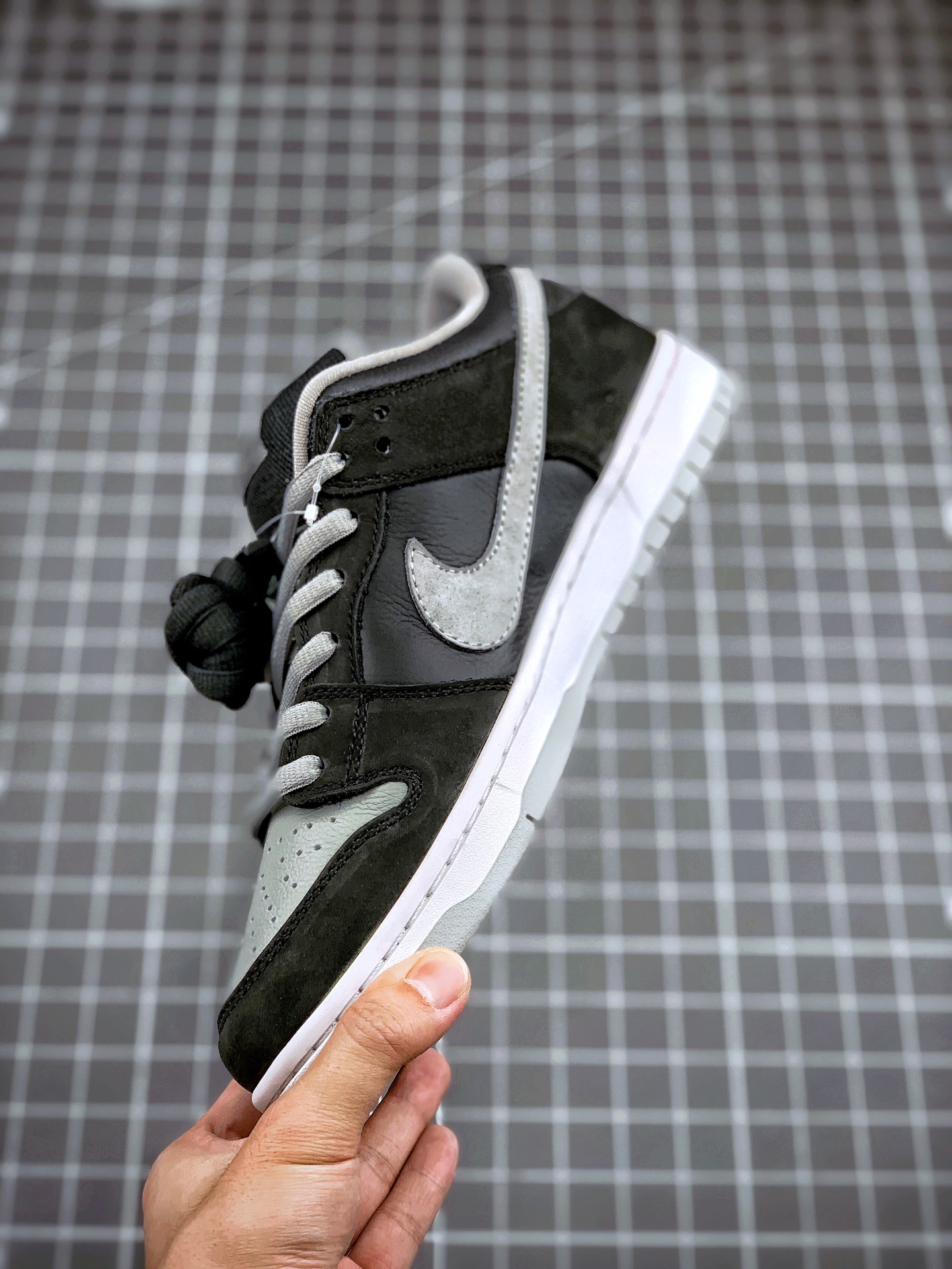 💰160真标💰260公司级💰320纯原版
Nike SB Dunk Low J-Pack“Shadow”影子灰 大厂黑白熊猫情人节龙虾ow联名纯原出品
整双贝壳头m2k雪地靴aj1满天星sacai天使华夫阿甘/n鞋移空军一号低帮纯白全白小麦植了“Shadow”的配色
整鞋手表眼镜帽子头层nb327磨砂皮➕进口纳帕欧文篮球鞋头层小牛皮 质感鬼冢虎同步公司
市场唯一正确版 今年dunk很火 黑灰配色应该大家更会喜欢,想买的下手要快,估计很快就会断码!别等断码再问我!
货号:BQ6817-007
尺码:36 36.5 37 38 38.5 39 40 40.5 41 42 42.5 43 44 44.5 45 46