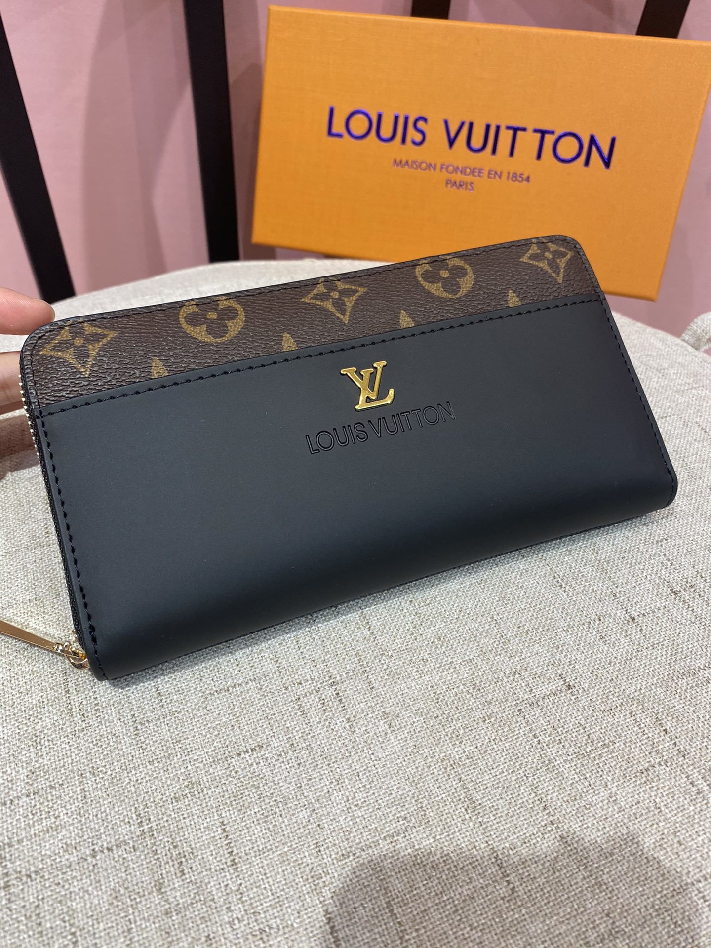 💞💞💞LV 6122火爆版单拉小手包到货💞💞里外头层牛皮打造💞图片色(自带原版盒子)男女通用哦…尺寸:1
