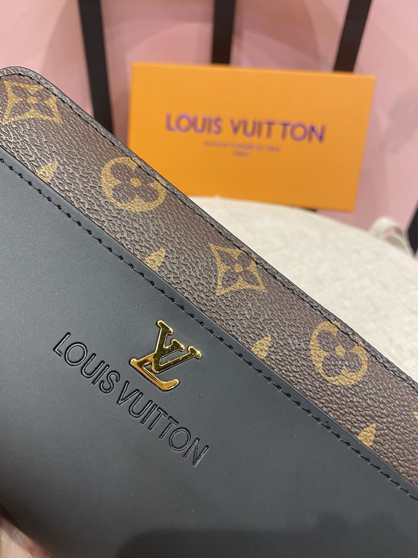 💞💞💞LV 6122火爆版单拉小手包到货💞💞里外头层牛皮打造💞图片色(自带原版盒子)男女通用哦…尺寸:1
