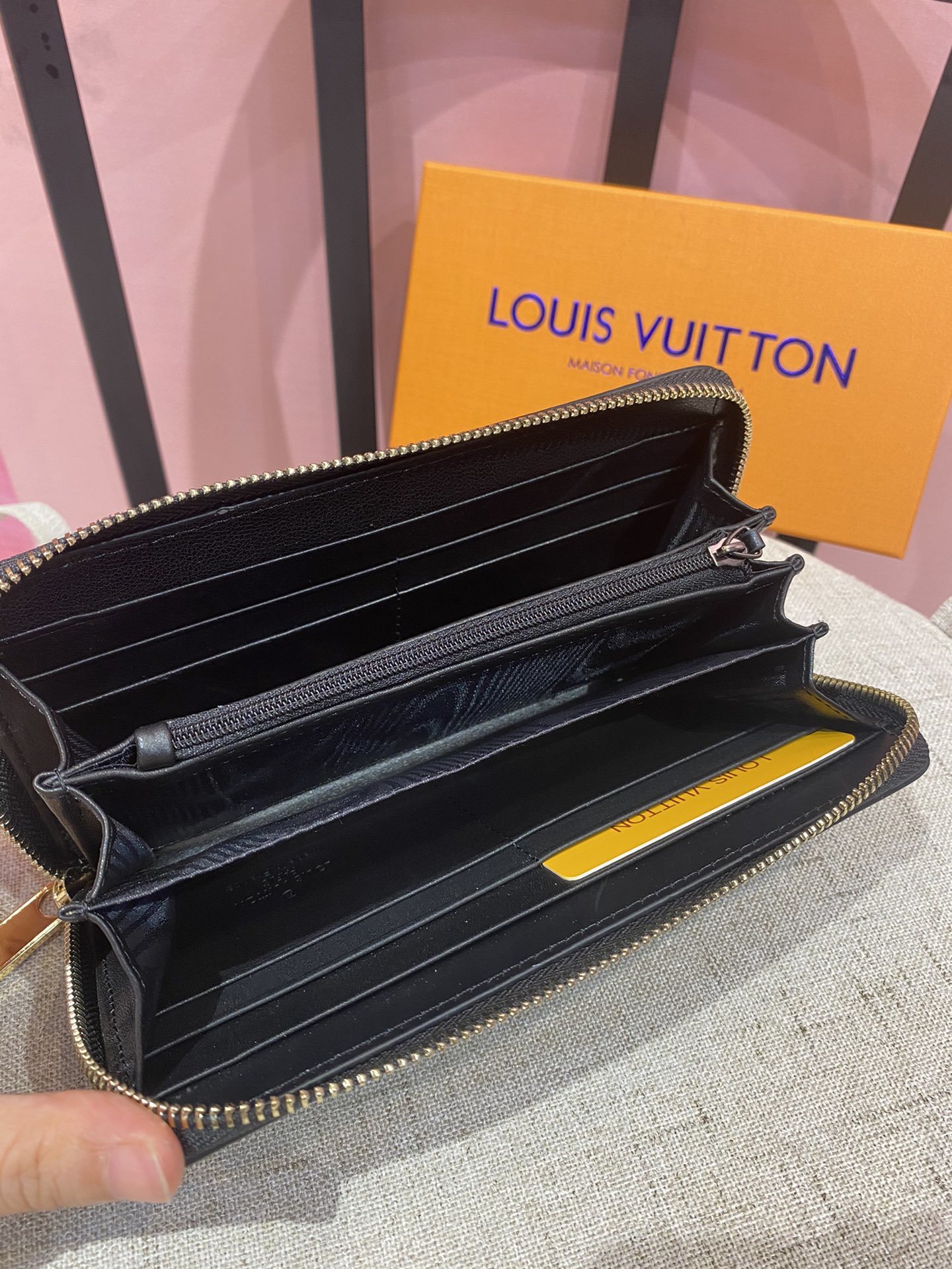 💞💞💞LV 6122火爆版单拉小手包到货💞💞里外头层牛皮打造💞图片色(自带原版盒子)男女通用哦…尺寸:1