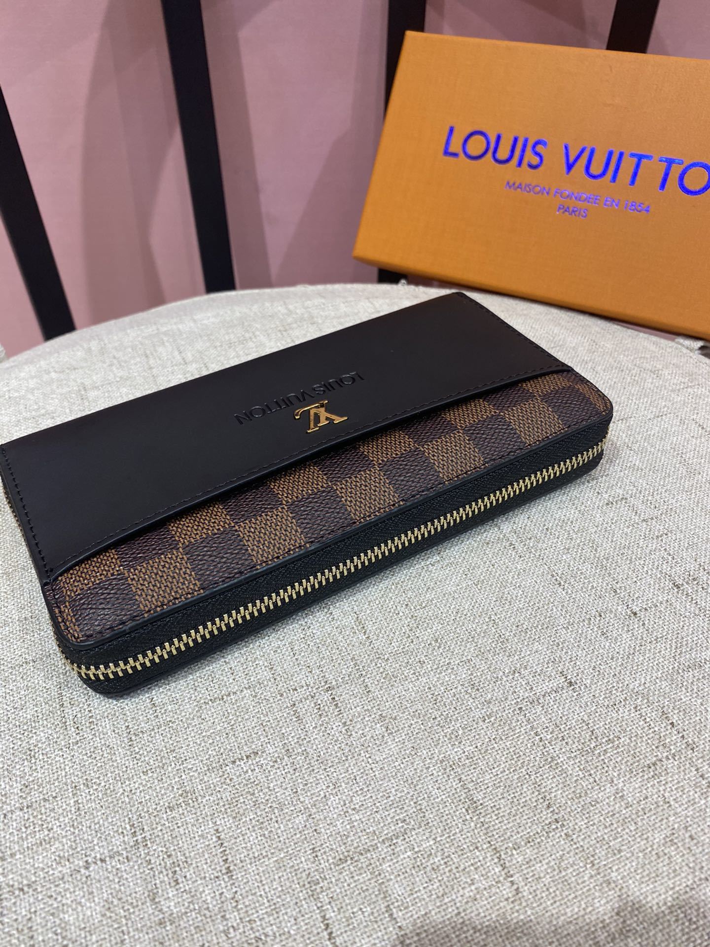 💞💞💞LV 6121火爆版单拉小手包到货💞💞里外头层牛皮打造💞图片色(自带原版盒子)男女通用哦…尺寸:1